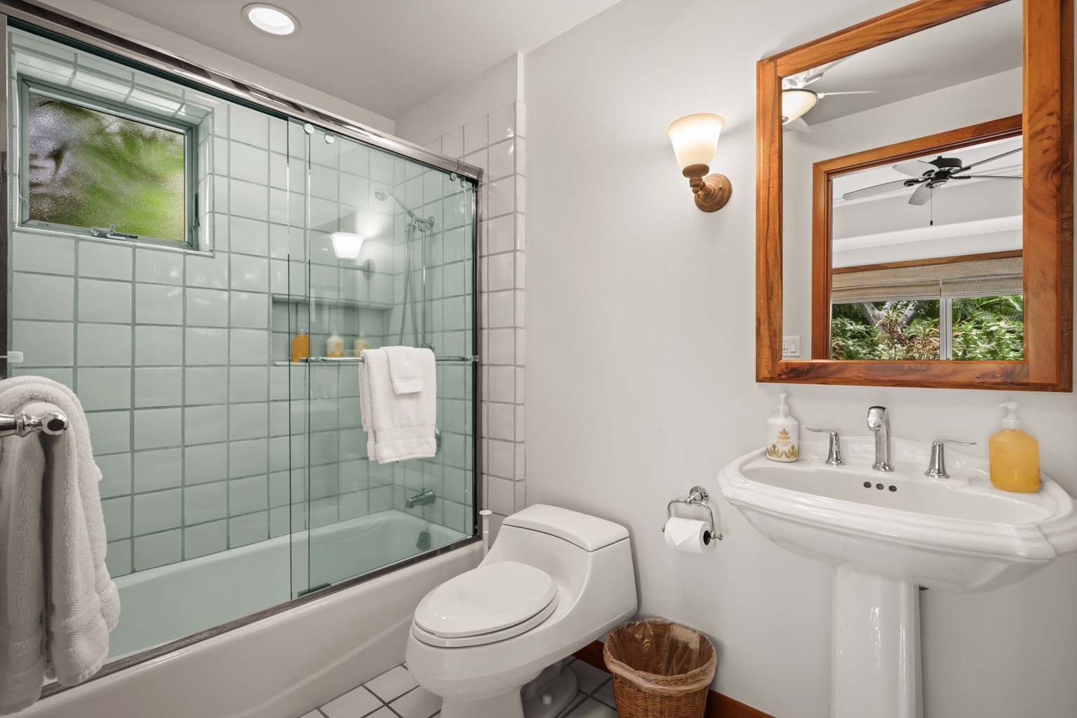 Kailua Kona Vacation Rentals, 3BD Golf Villa (3101) at Hualalai Resort - Third bath with shower/tub combo.