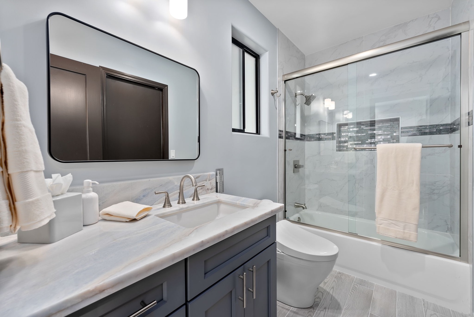 Honolulu Vacation Rentals, Kahala Zen - Bright bathroom with double sinks and refreshing natural light.