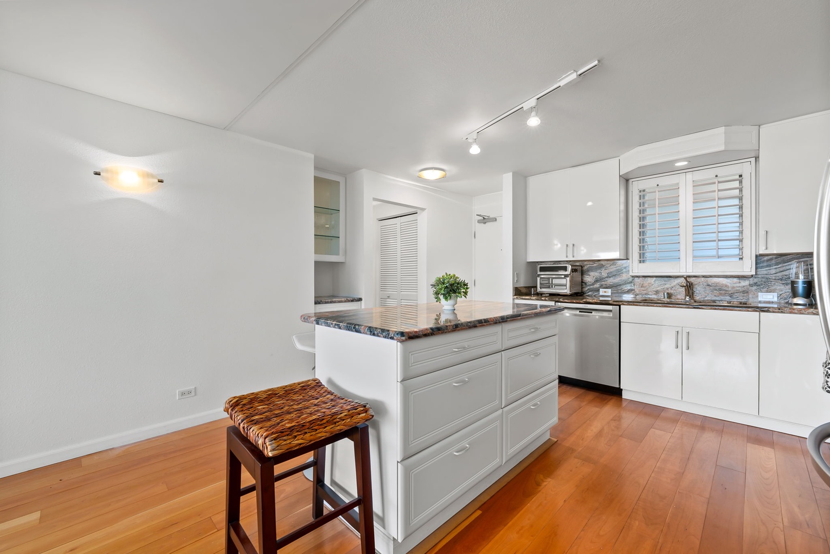 Honolulu Vacation Rentals, Colony Surf Retreat - Compact and functional, the central island offers extra prep space and casual seating—ideal for light meals or morning coffee.