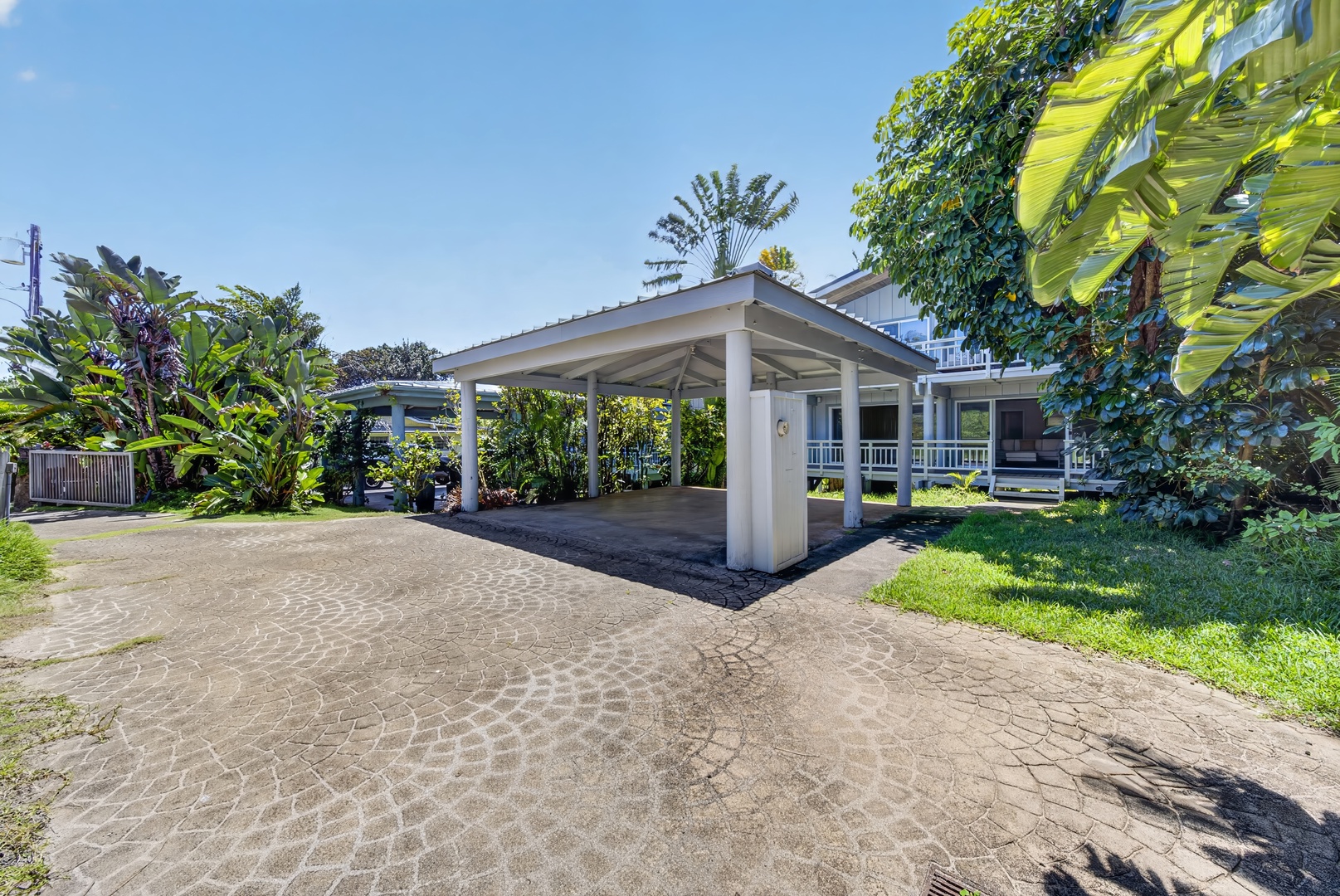 Haleiwa Vacation Rentals, Sunset Beach Hideaway - The spacious driveway and lush surroundings create a relaxed North Shore arrival.