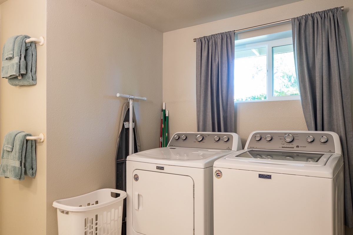 Kailua Kona Vacation Rentals, Honl's Beach Hale (Big Island) - Laundry with washer and dryer