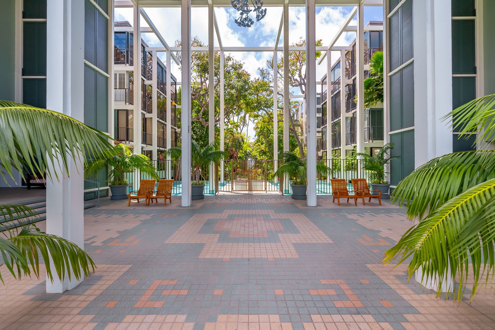 Honolulu Vacation Rentals, Kahala Beachfront Villa - The entryway.