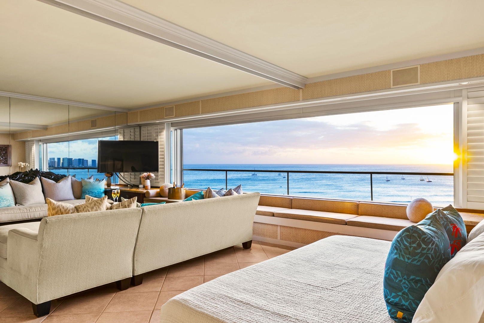 Honolulu Vacation Rentals, Hale Kaimana - Cozy lounge area with sweeping ocean views.