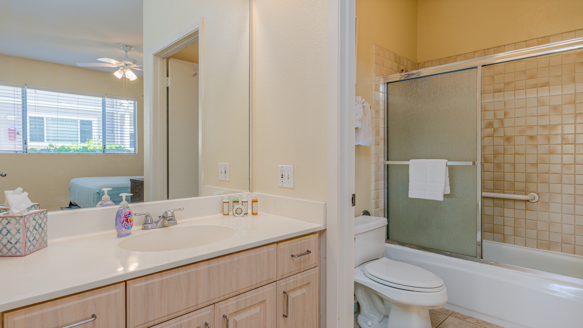 Kapolei Vacation Rentals, Fairways at Ko Olina 18C - The guest bath has tub/shower combo with tilework.