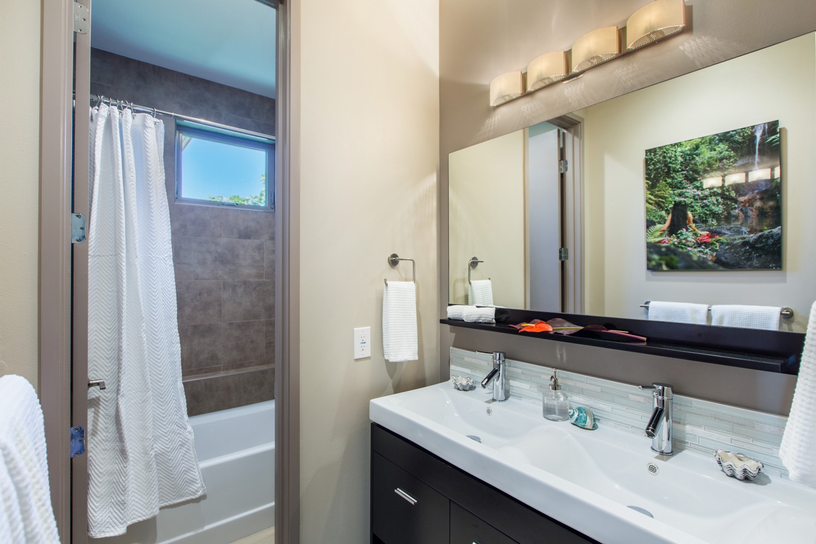 Honolulu Vacation Rentals, Hale Laulea - Shared bathroom three, for bedrooms three and four