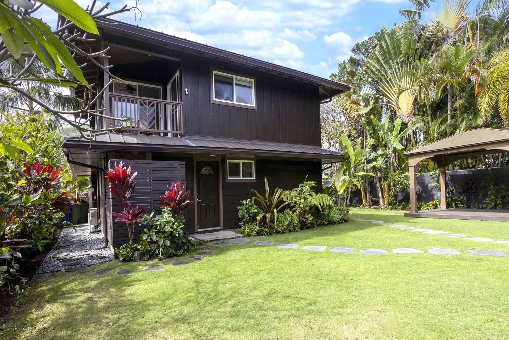 Kailua Vacation Rentals, Mokulua Seaside - Two story vacation home, perfect for large family groups