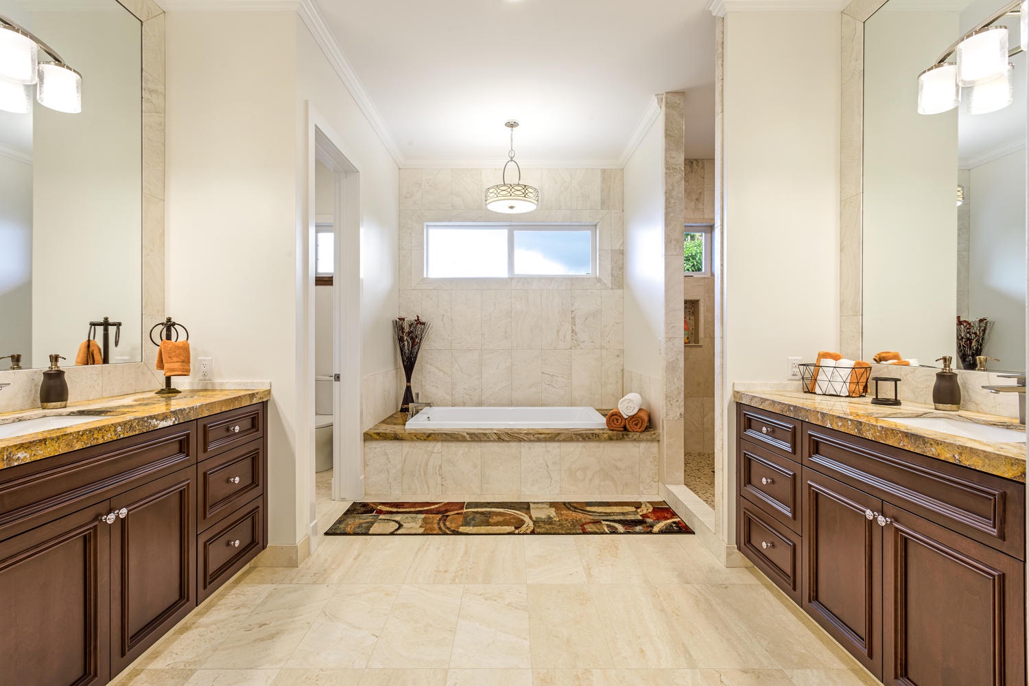 Kailua Kona Vacation Rentals, Ohana le'ale'a - en suite bath with a soaking tub, two walk-in showers, a vanity, and dual walk-in closets.
