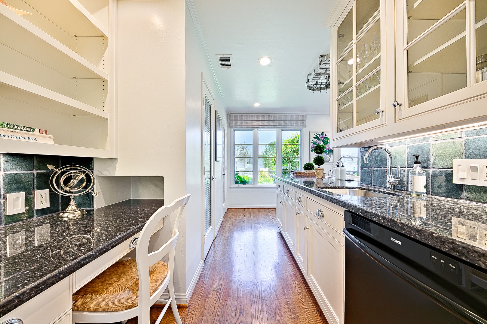 La Jolla Vacation Rentals, Roseland Retreat in La Jolla Shores - Kitchen bar and desk