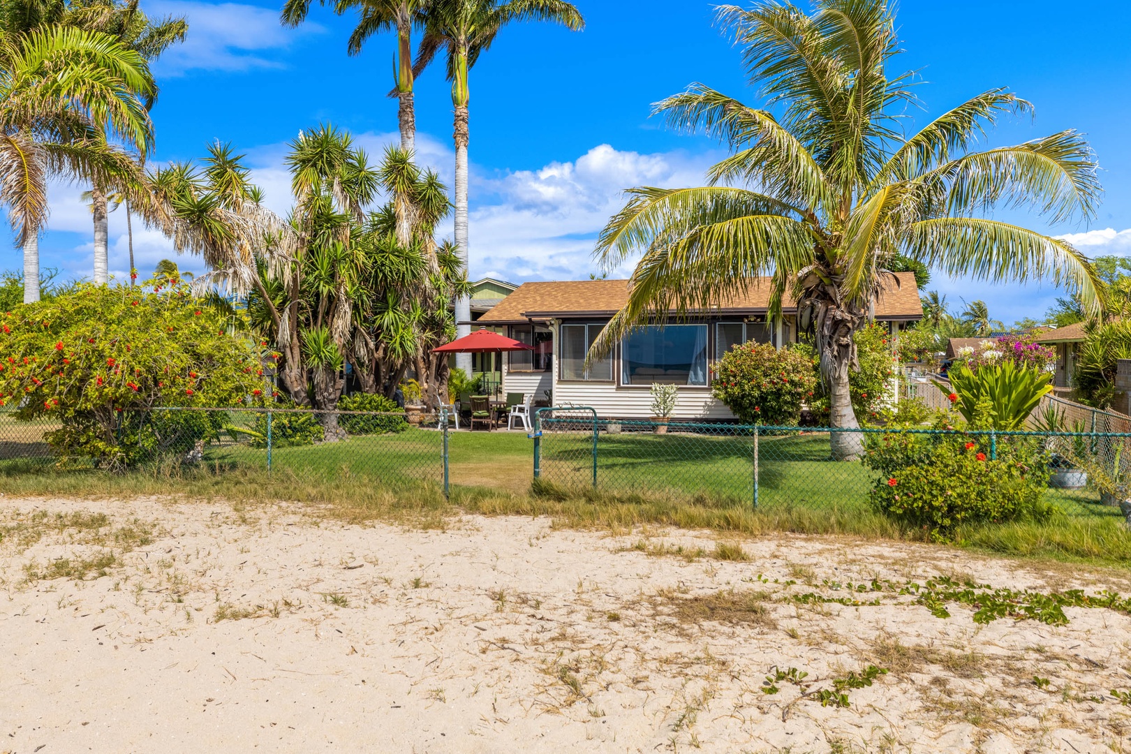 Ewa Beach Vacation Rentals, Ewa Beachfront Cottage - Fine sands at the shore