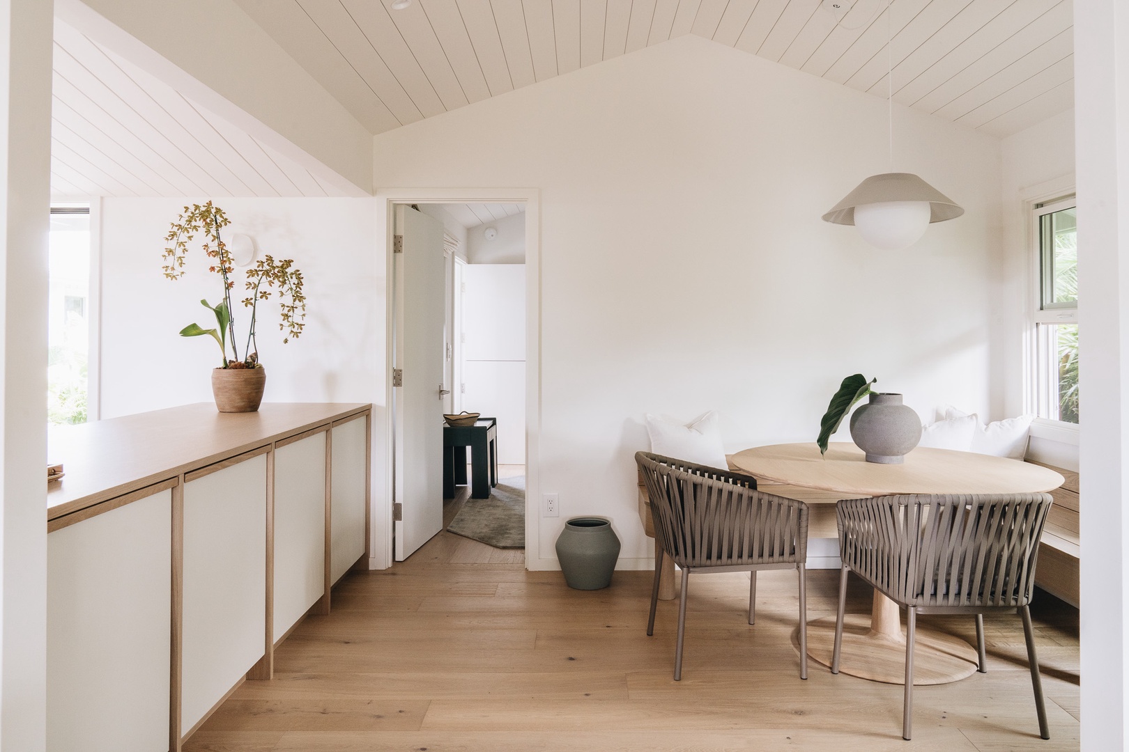 Honolulu Vacation Rentals, Surfside Bungalow** - Enjoy morning coffee, casual meals, or evening conversation in this bright and inviting breakfast nook.