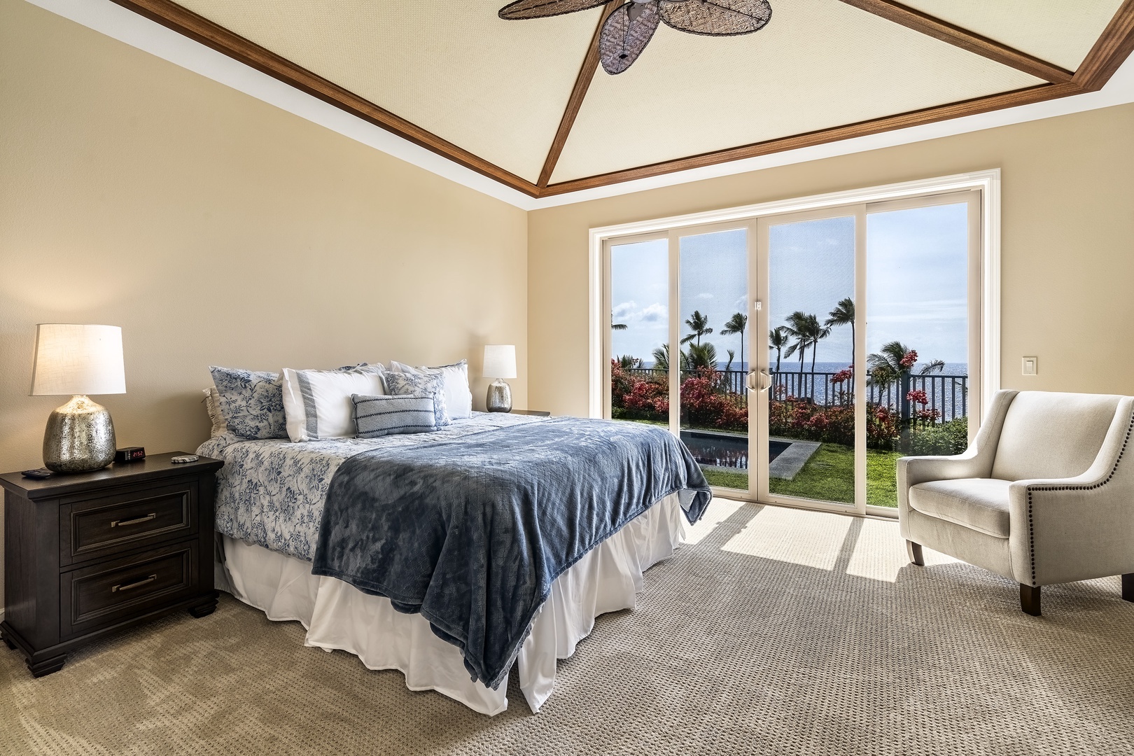 Kailua Kona Vacation Rentals, Green/Blue Combo - Primary bedroom offering a King Bed, A/C, Lanai Access, TV and ensuite