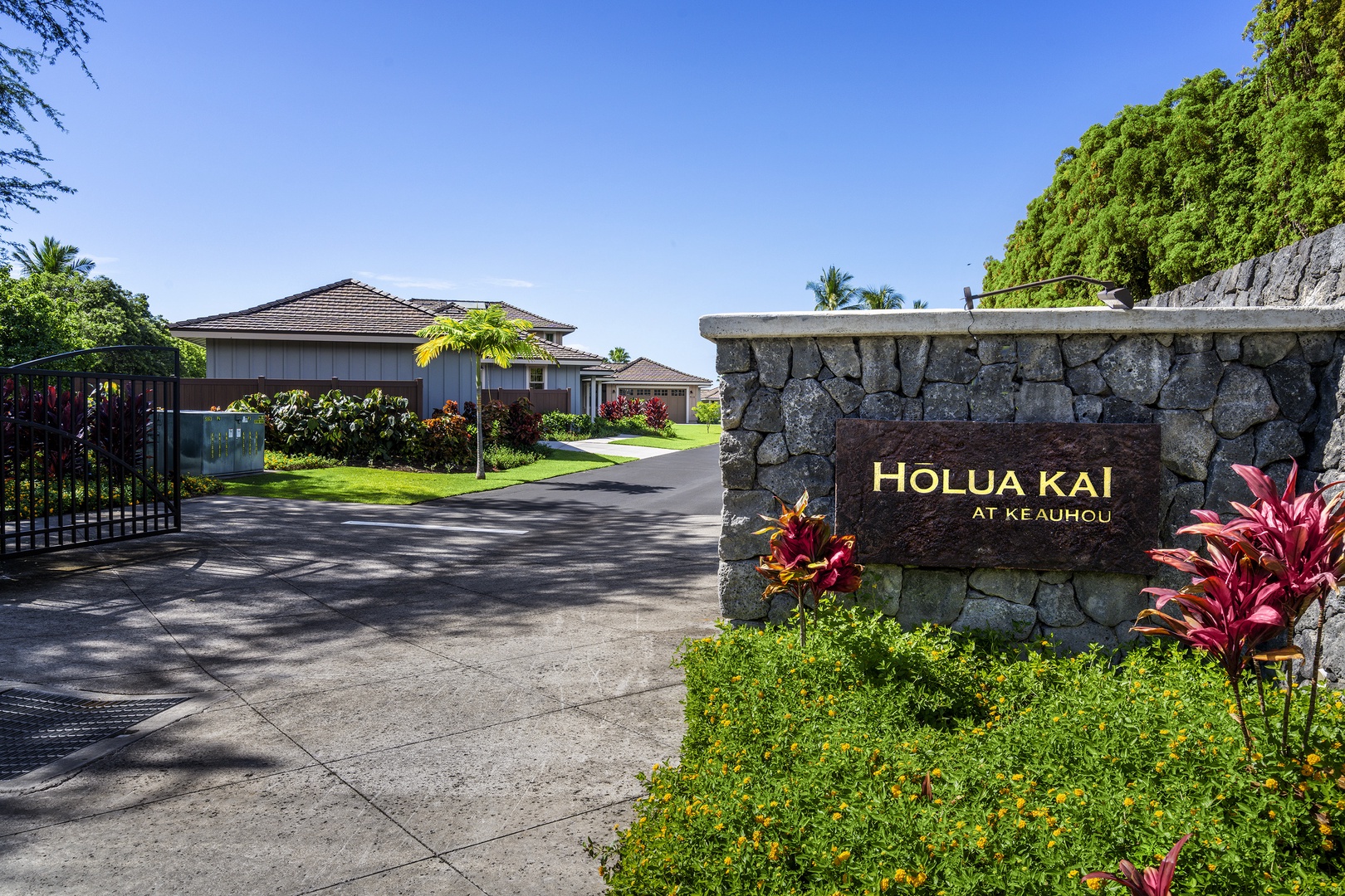 Kailua Kona Vacation Rentals, Kona Blue Vacations Holua Kai - Holua Kai Gate
