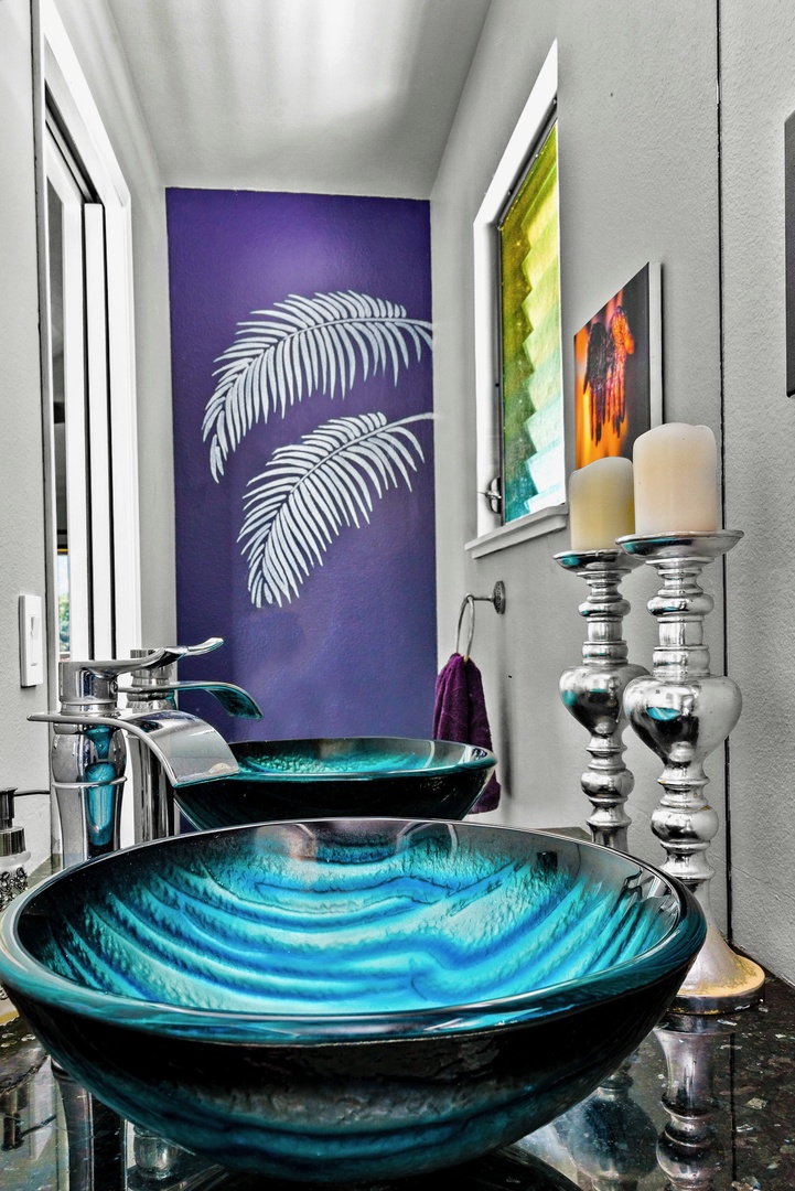 Princeville Vacation Rentals, Makanalani - Vibrant and chic powder room boasting a striking blue vessel sink