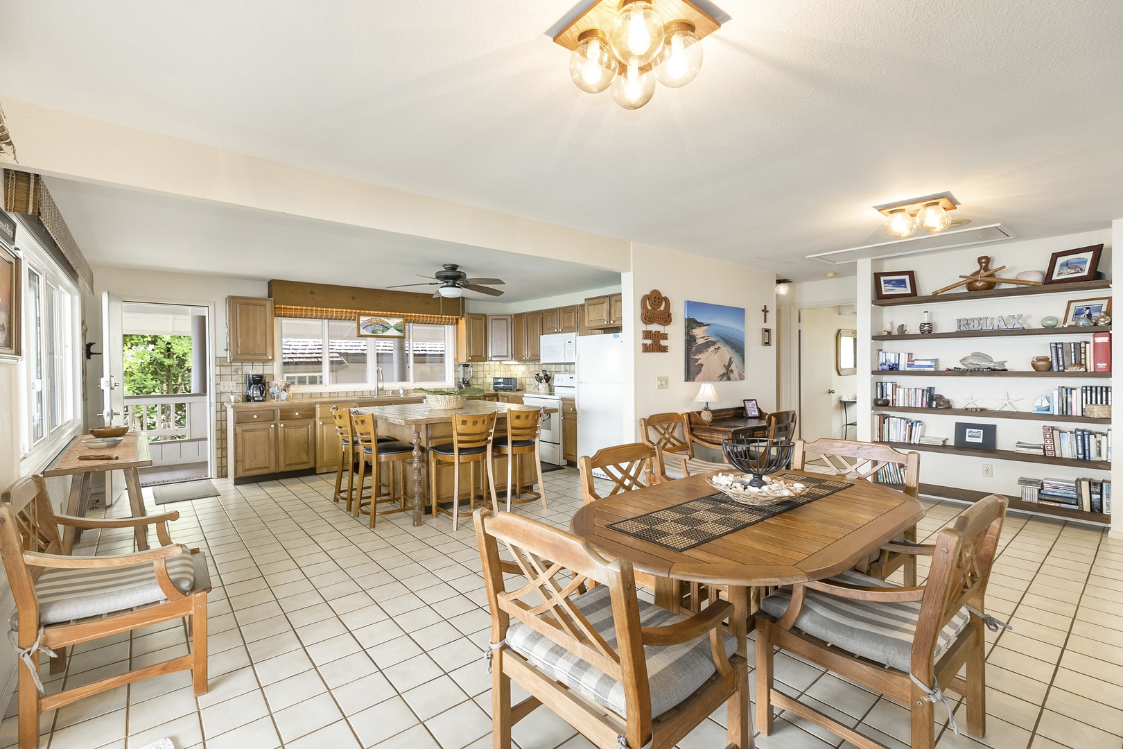 Haleiwa Vacation Rentals, Hale Kimo - Upper level dining area right off the kitchen