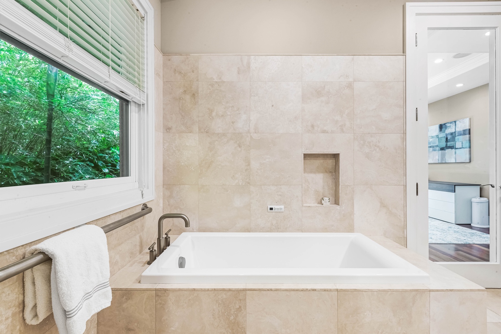 Honolulu Vacation Rentals, Pili Pono - Tub and shower combo with tiled surround and leafy views.