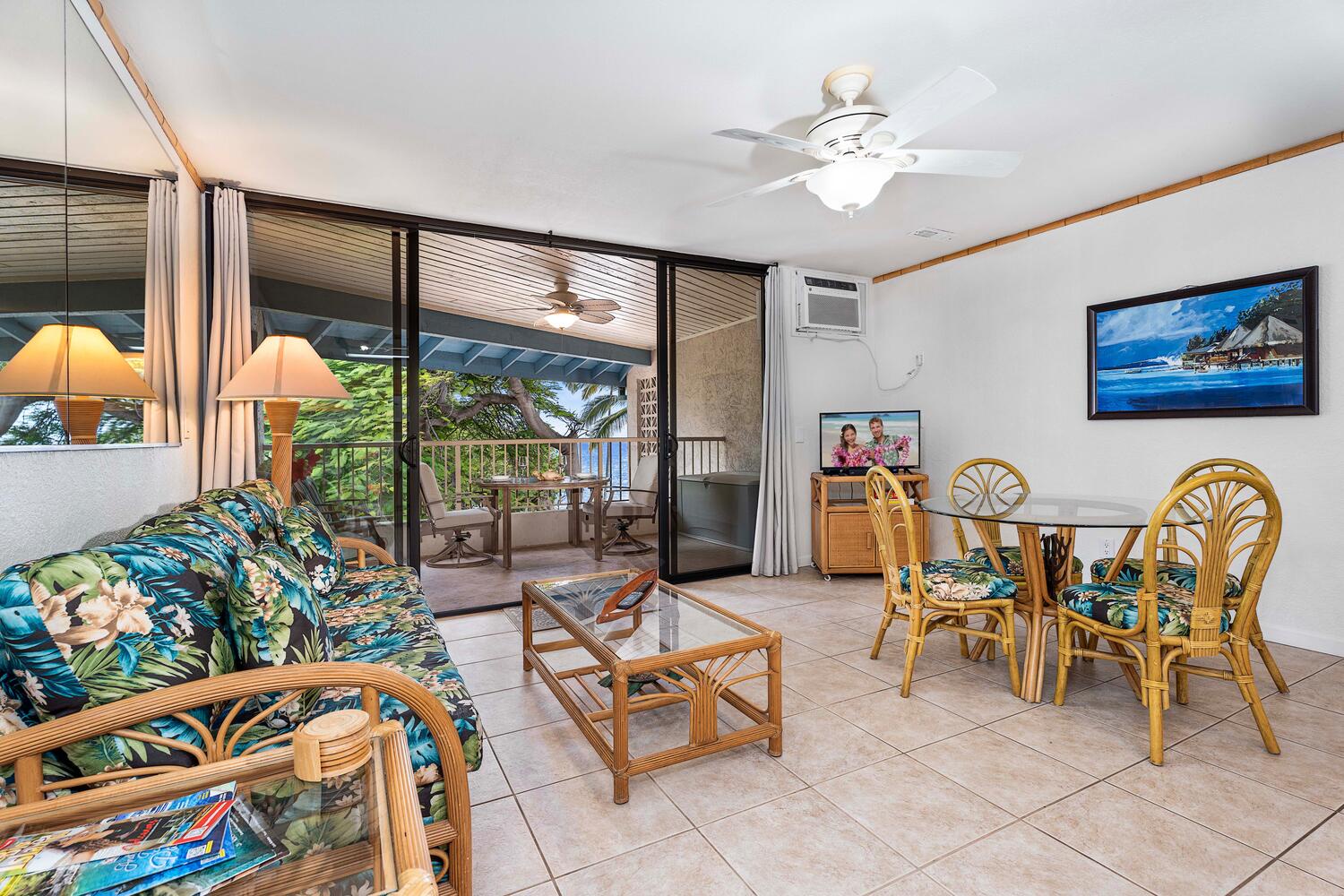 Kailua-Kona Vacation Rentals, Kona Reef B32 - Enjoy the open floor plan going to the lanai and seamless indoor-outdoor living.