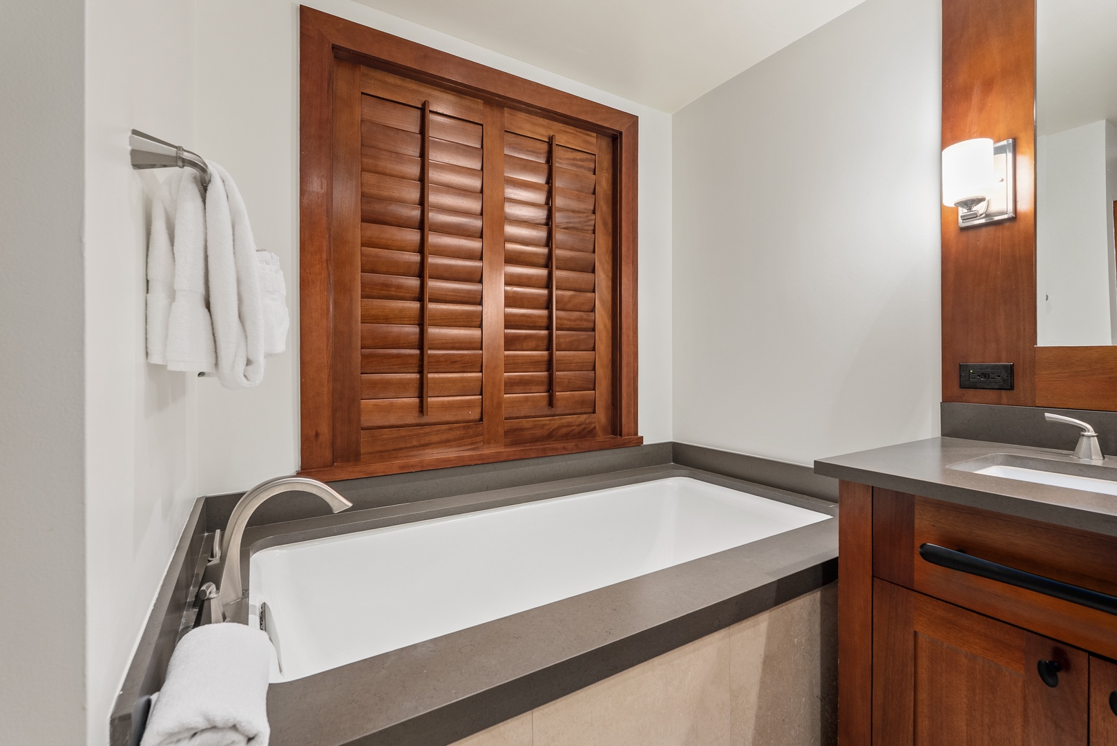 Unwind in the bathtub after a day spent in the island sun.