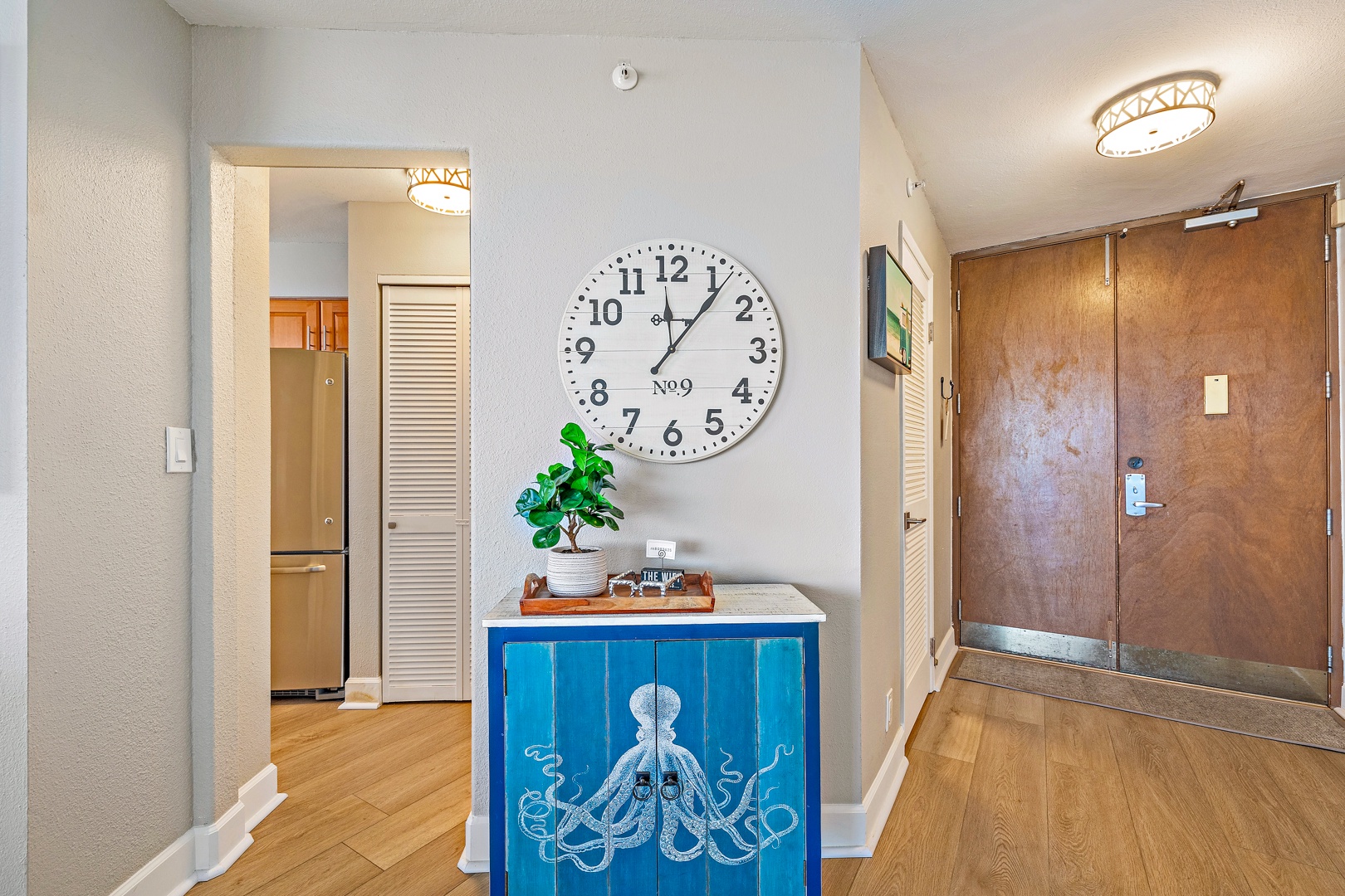 Lahaina Vacation Rentals, Royal Kahana 1010 - Royal Kahana 1010 welcomes you with coastal décor and a warm, inviting entryway.