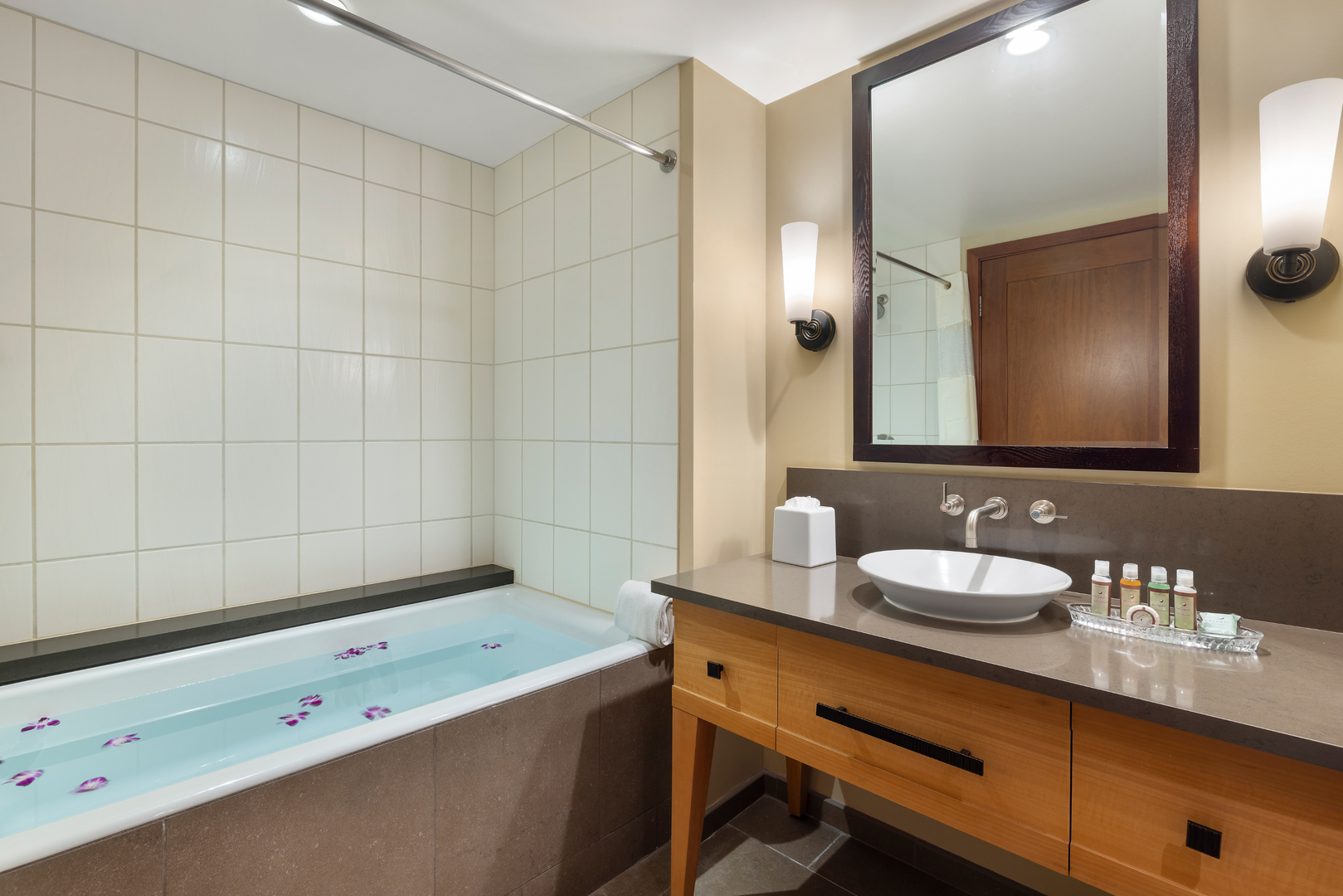 Kapolei Vacation Rentals, Ko Olina Beach Villas O414 - Second bathroom with tub and shower