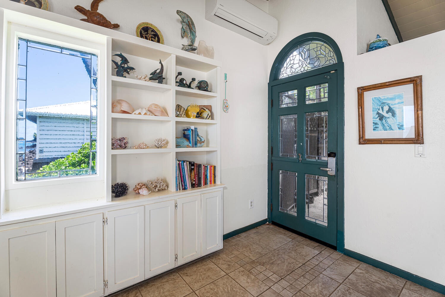 Kailua Kona Vacation Rentals, The Cottage - Custom built-in shelving for books and décor, plus direct access to the lanai for oceanfront relaxation.