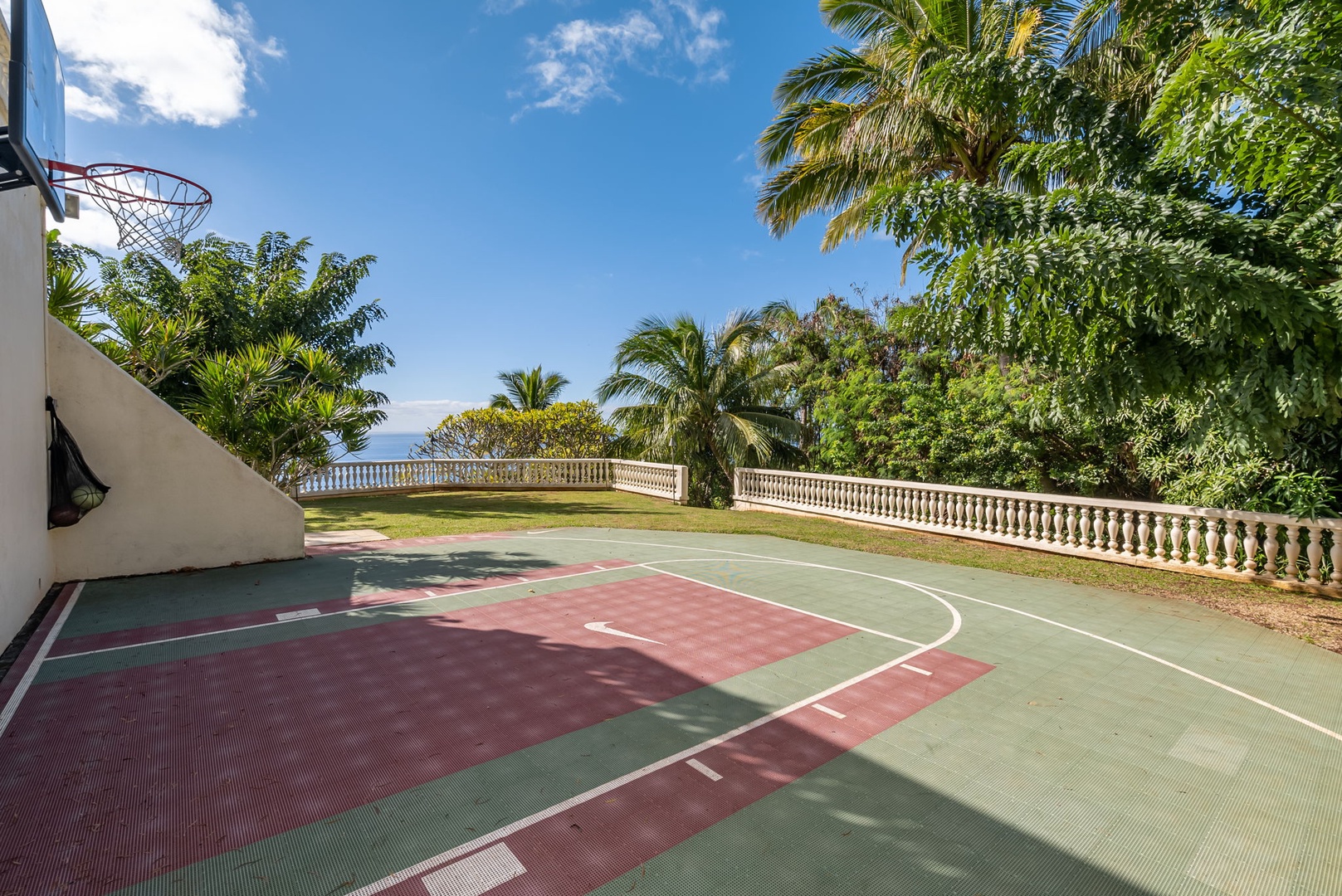 Honolulu Vacation Rentals, Hawaii Ridge Getaway - Courtyard for sporty ones.