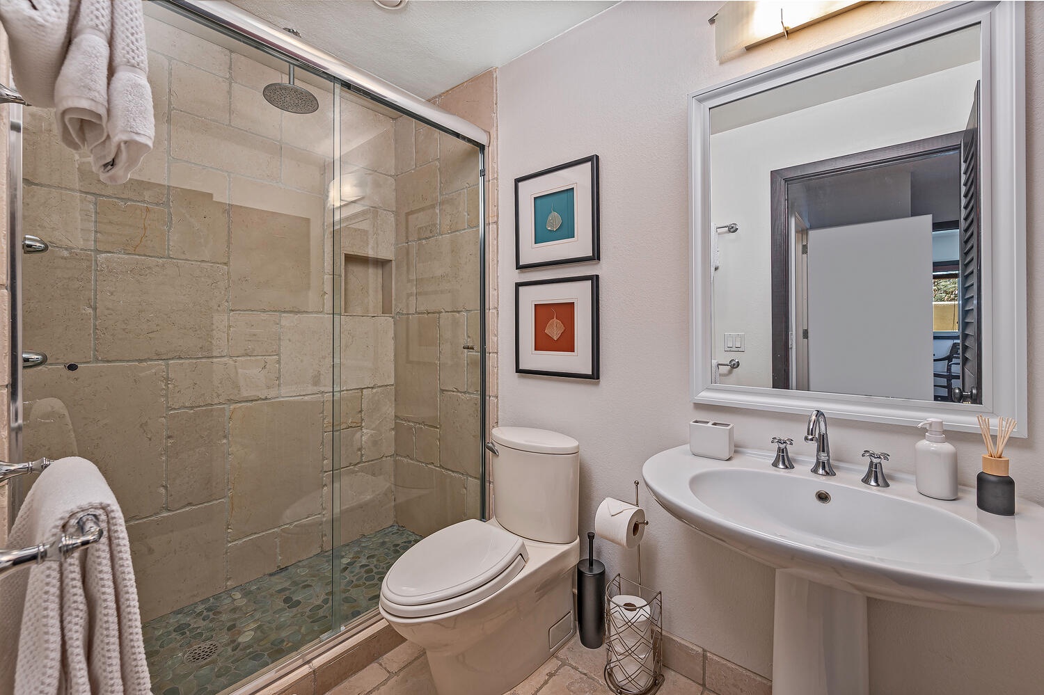 Honolulu Vacation Rentals, Nani Wai - Shared bath for bedrooms 2&3