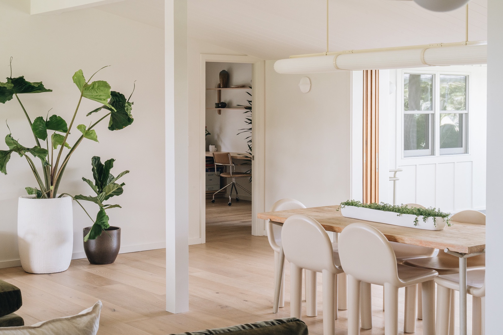 Honolulu Vacation Rentals, Surfside Bungalow** - Gather for morning coffee or evening meals in this bright and welcoming dining space.