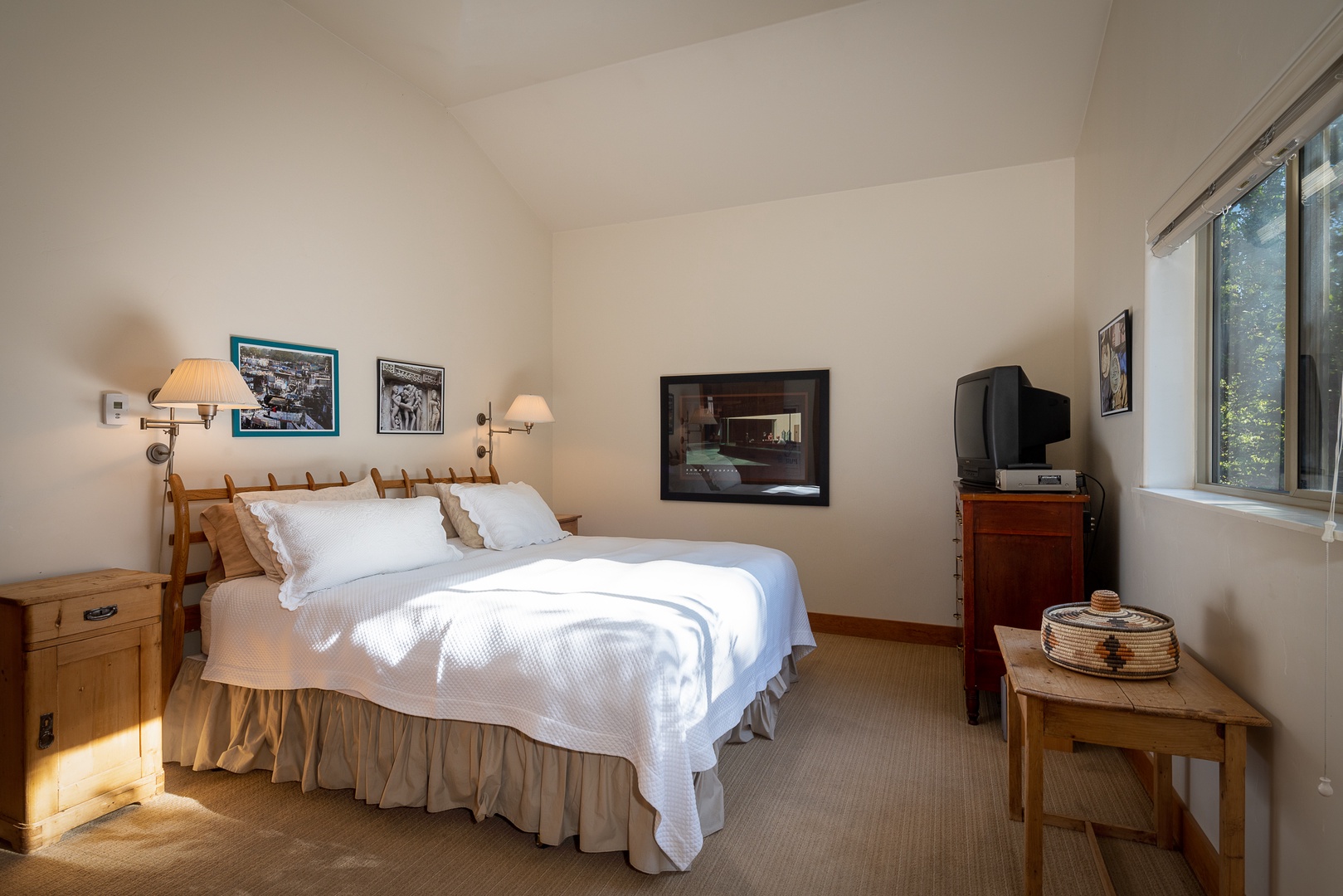 Ketchum Vacation Rentals, Bridgepoint Charm - The Primary Bedroom is equipped with a king bed, TV, and ensuite bathroom