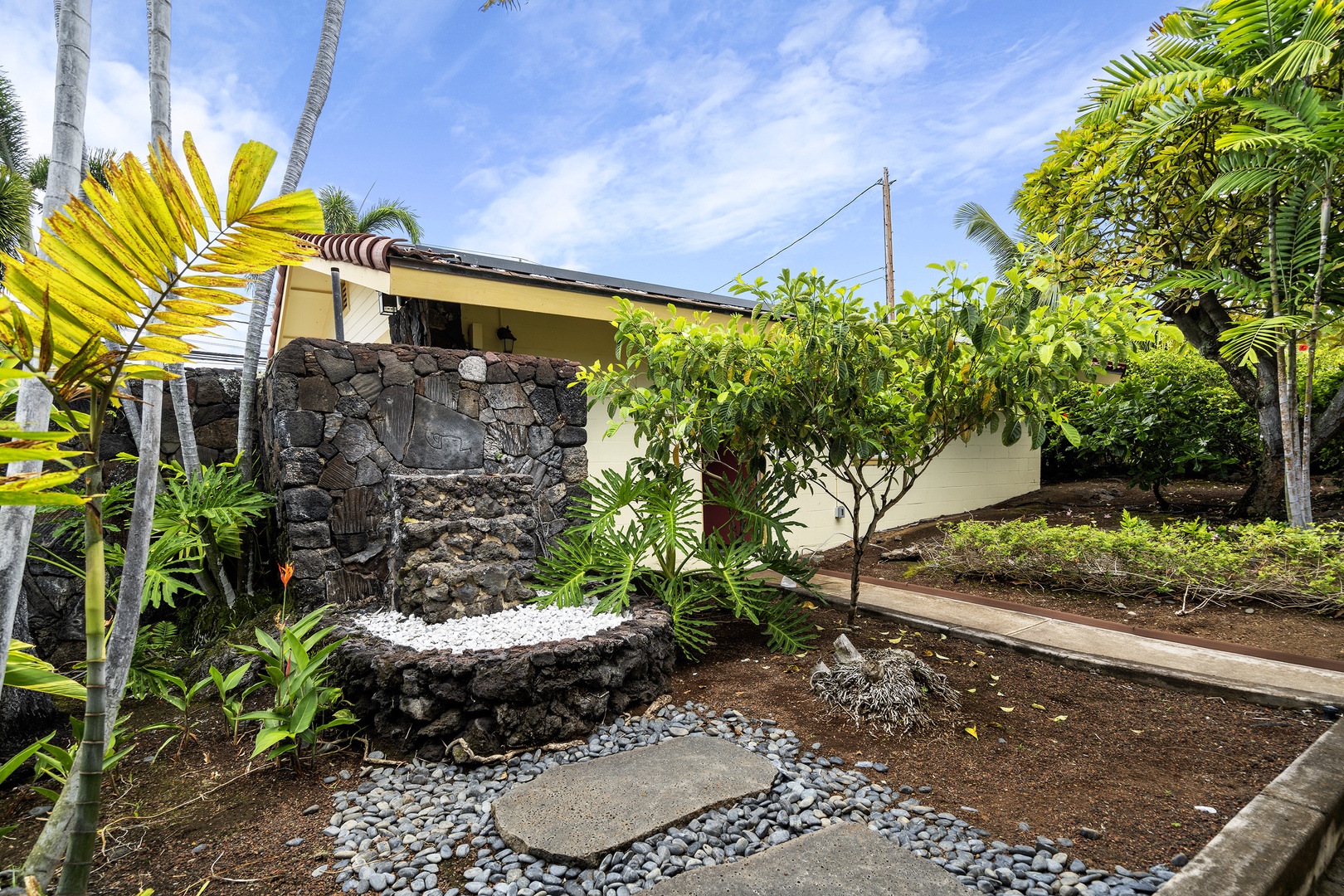Kailua Kona Vacation Rentals, Hale Pua - Side yard meditation area outside of the game room