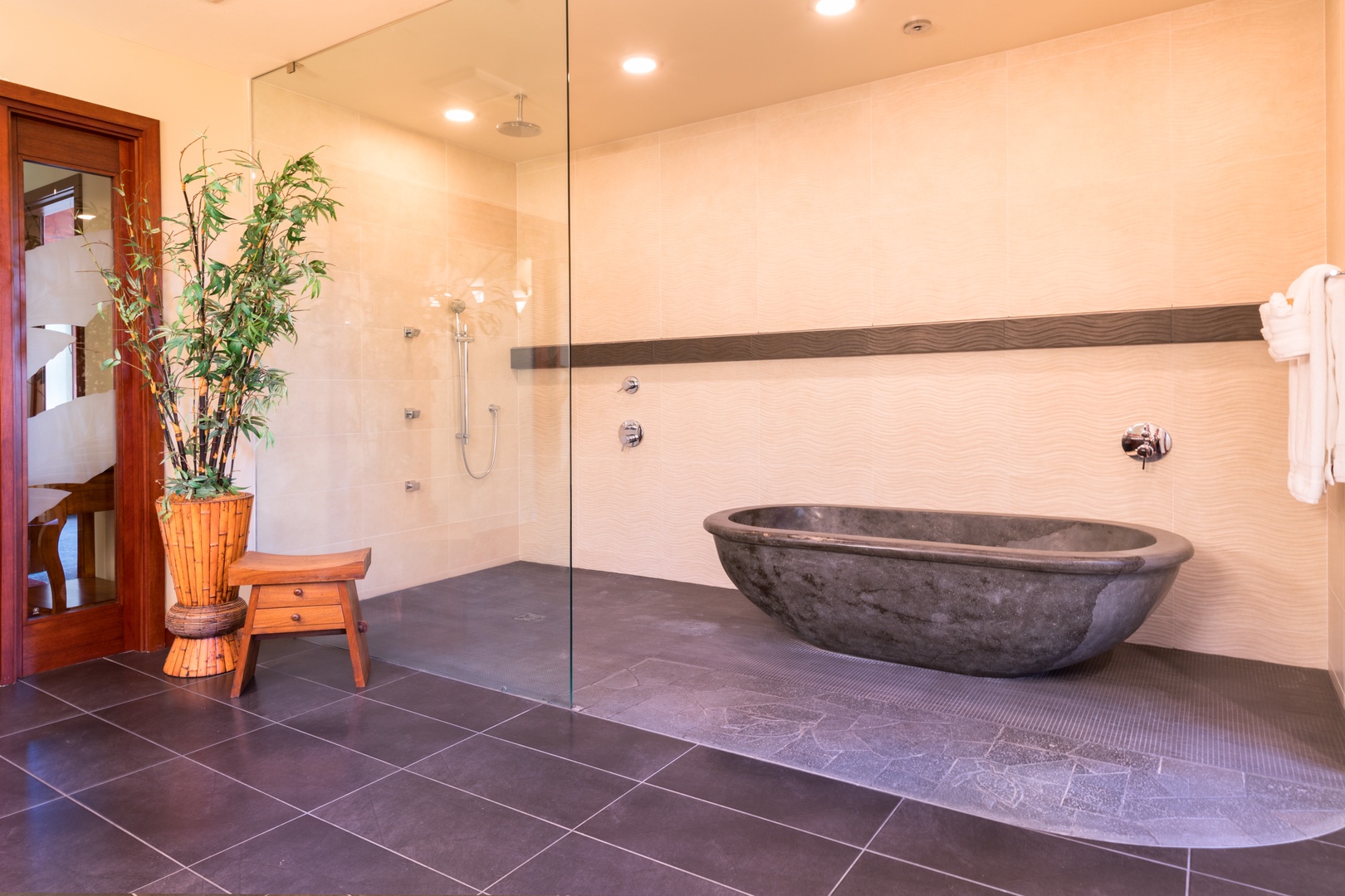 Kamuela Vacation Rentals, Blue Lagoon* - Mater Bathroom Tub and Shower