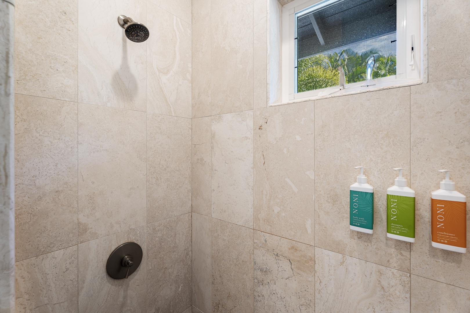 Kailua Kona Vacation Rentals, Ohana le'ale'a - Refresh in the walk-in shower with sleek tile and spa-like details.