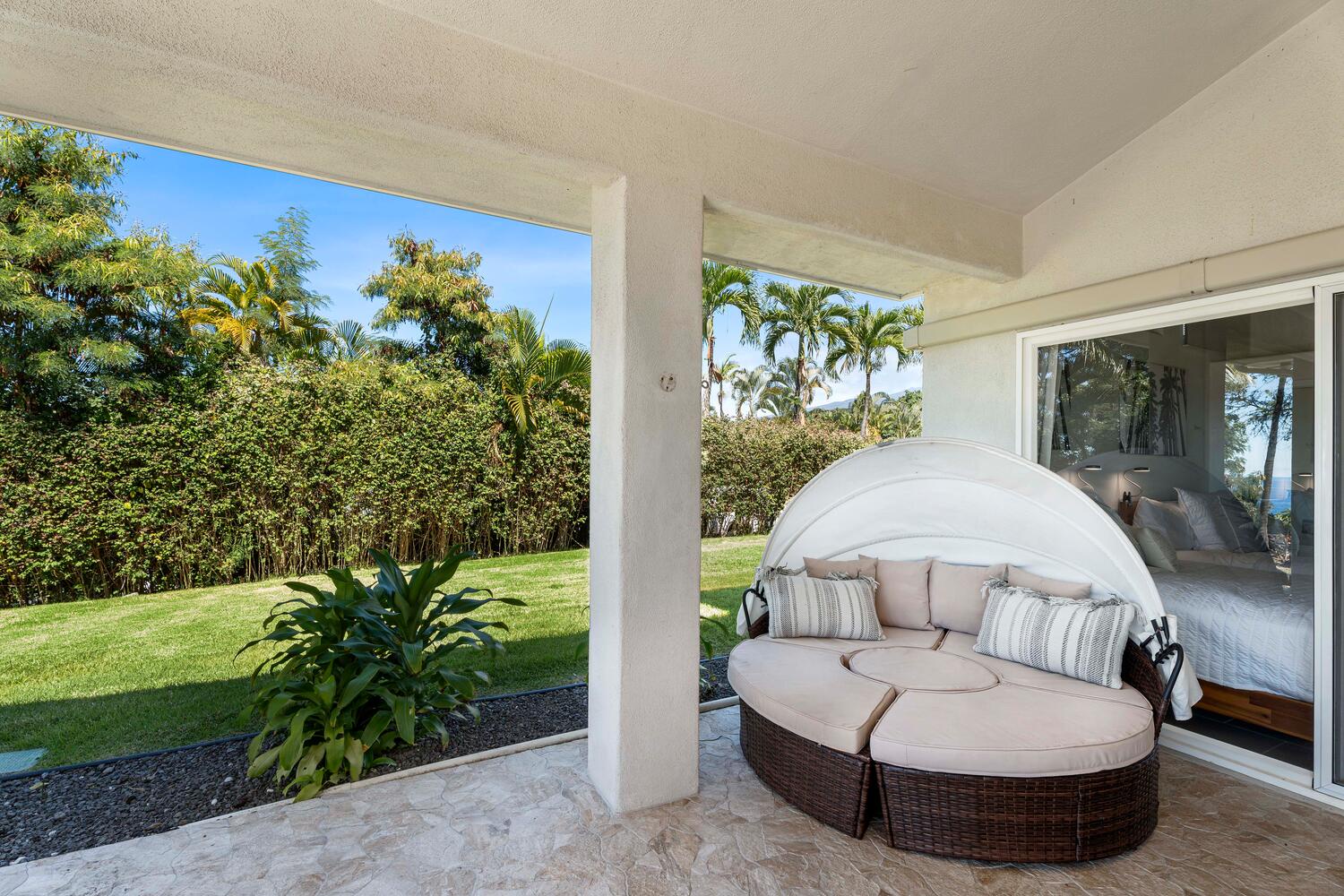 Kailua Kona Vacation Rentals, Ho'okipa Hale - Cozier guest suite with its own lanai and round daybed—your private nook to unwind.