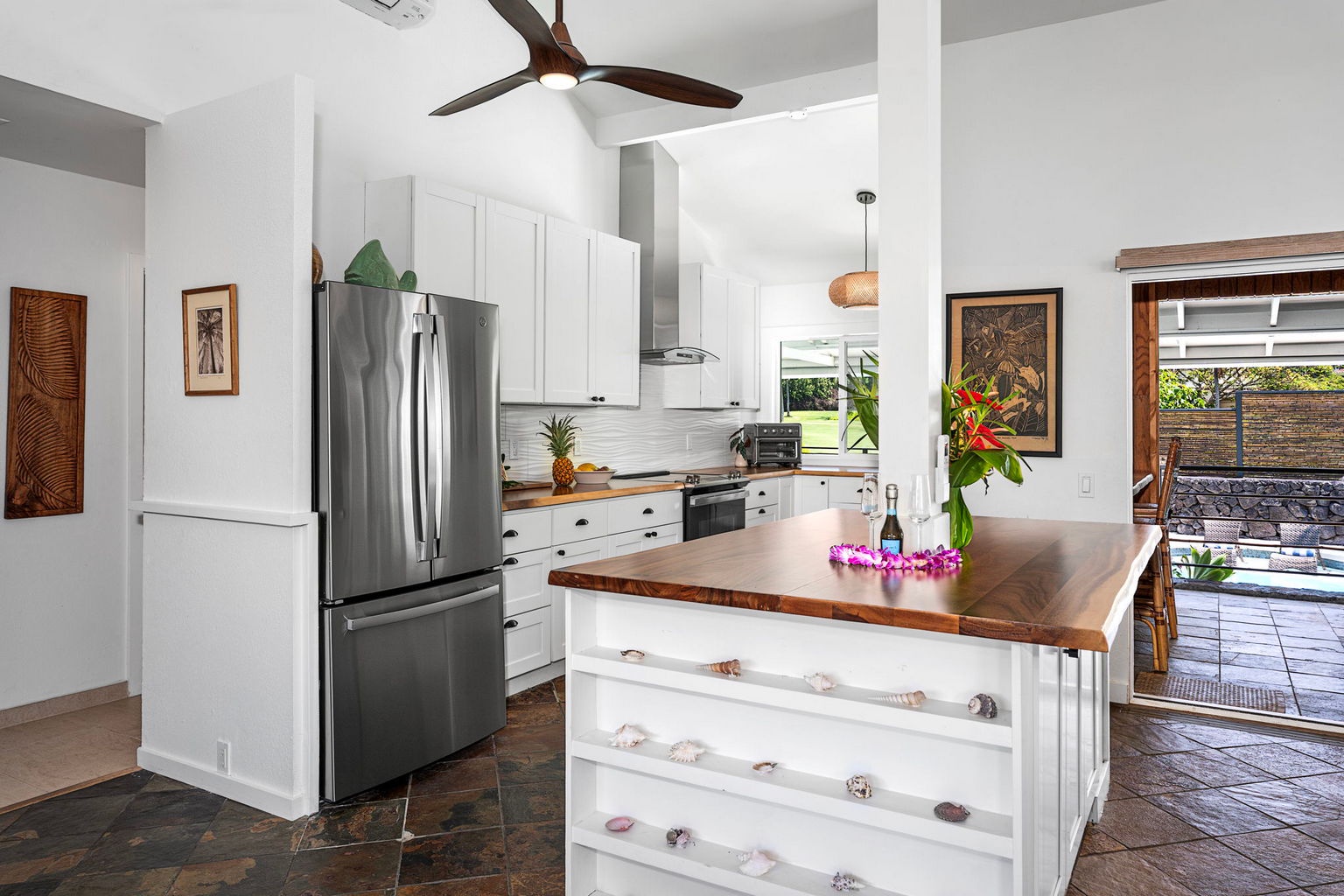 Kailua Kona Vacation Rentals, Manukai Hale - Stainless appliances and a center island give the kitchen room for real cooking.