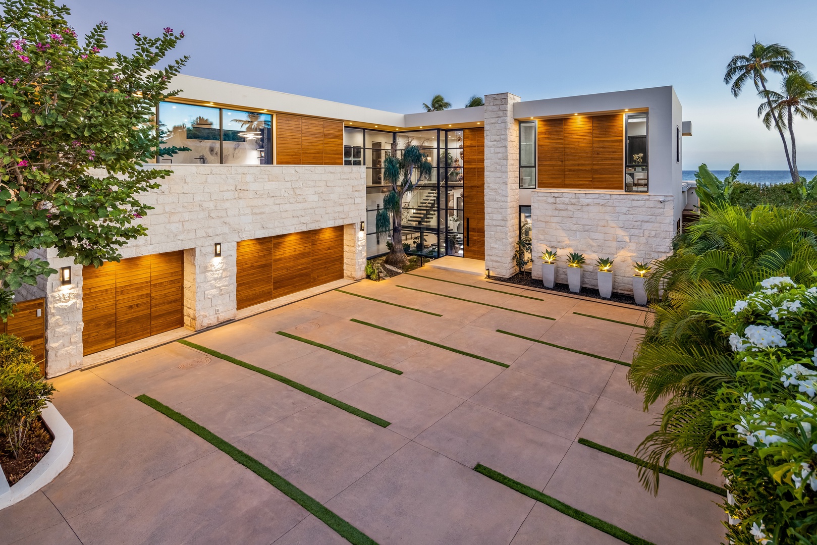 Honolulu Vacation Rentals, Diamond Head Grand Escape - Arrive in style through a private, gated entry with clean lines and contemporary landscaping.