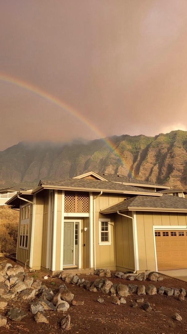 Makaha Valley Vacation Rentals, Makaha Vista Retreat** - Welcome to your tropical escape—nestled beneath rainbow-kissed mountains and island skies.