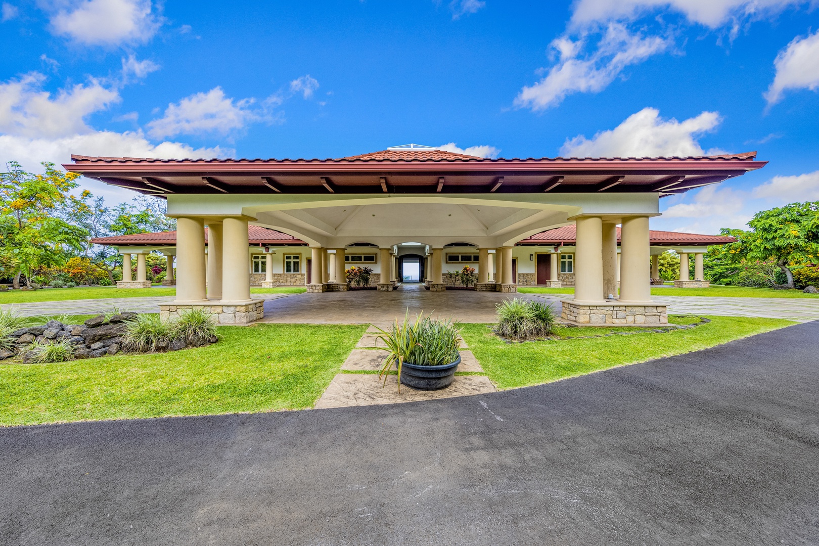 Kailua Kona Vacation Rentals, Kailua Kona Estate** - The view of the main entrance of the home.