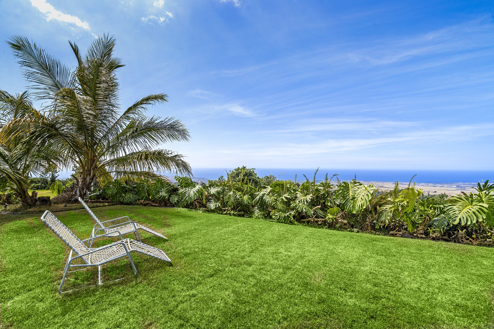 Kailua Kona Vacation Rentals, Piko Nani - Lounge on the lawn with breathtaking views!