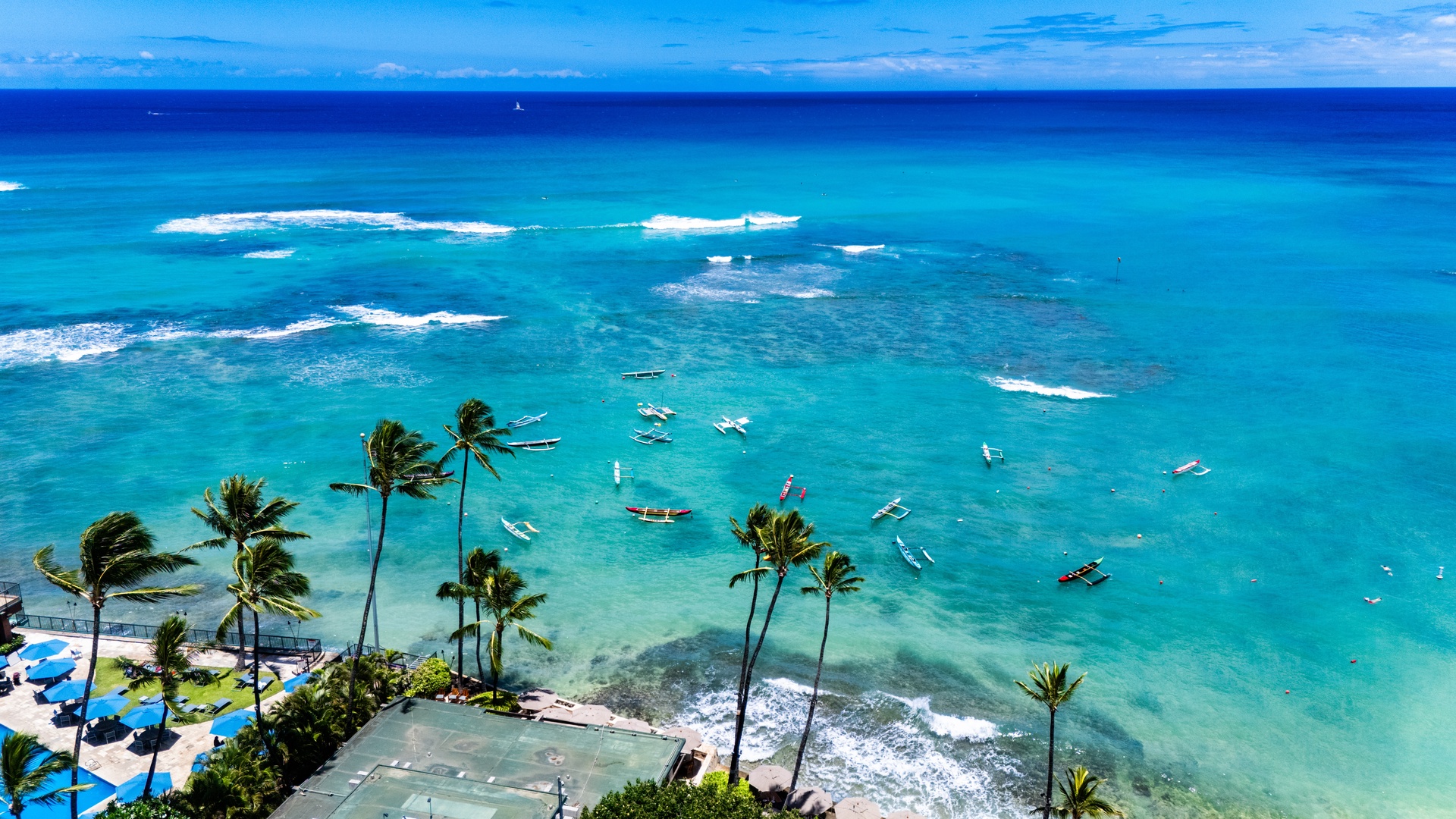 Honolulu Vacation Rentals, Kaimana Shores Getaway - Admire the sparkling Pacific and vibrant reef waters from your top-floor vantage point overlooking Kaimana Beach.