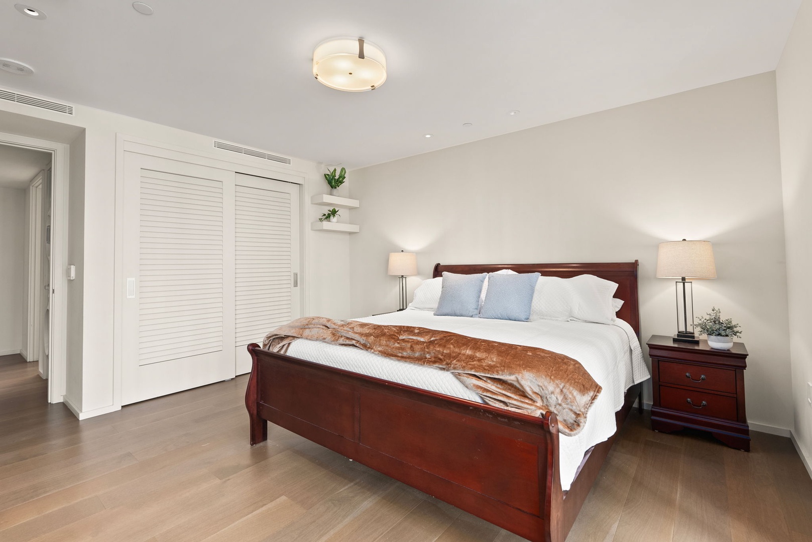 Honolulu Vacation Rentals, Park Lane Getaway - Stylish guest bedroom featuring modern touches and a calming vibe.