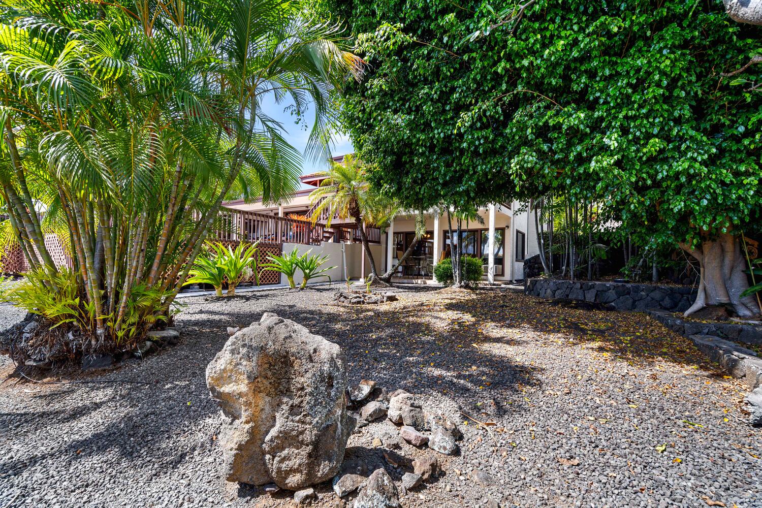 Kailua Kona Vacation Rentals, Kona Dreams - Refreshing ambiance at the garden.