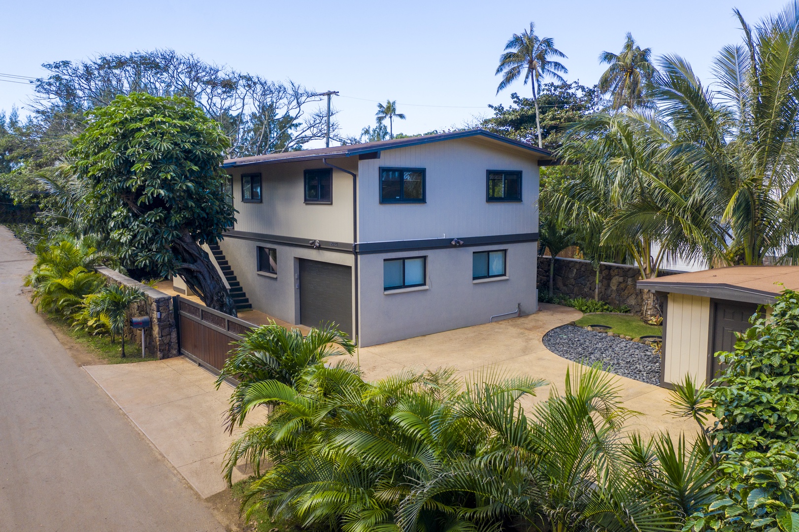 Haleiwa Vacation Rentals, Ehukai Beach Hale - Ample parking inside gate