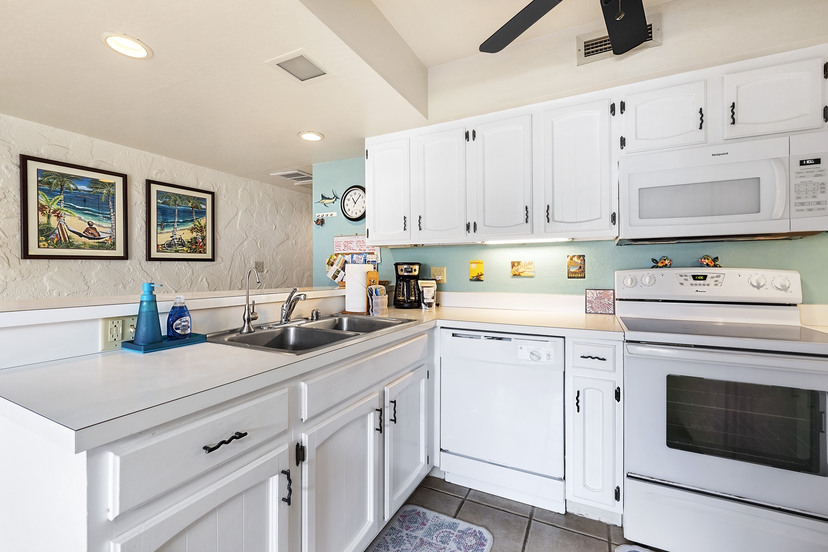 Kailua Kona Vacation Rentals, Casa De Emdeko 222 - Fully equipped kitchen for your meal preparation needs