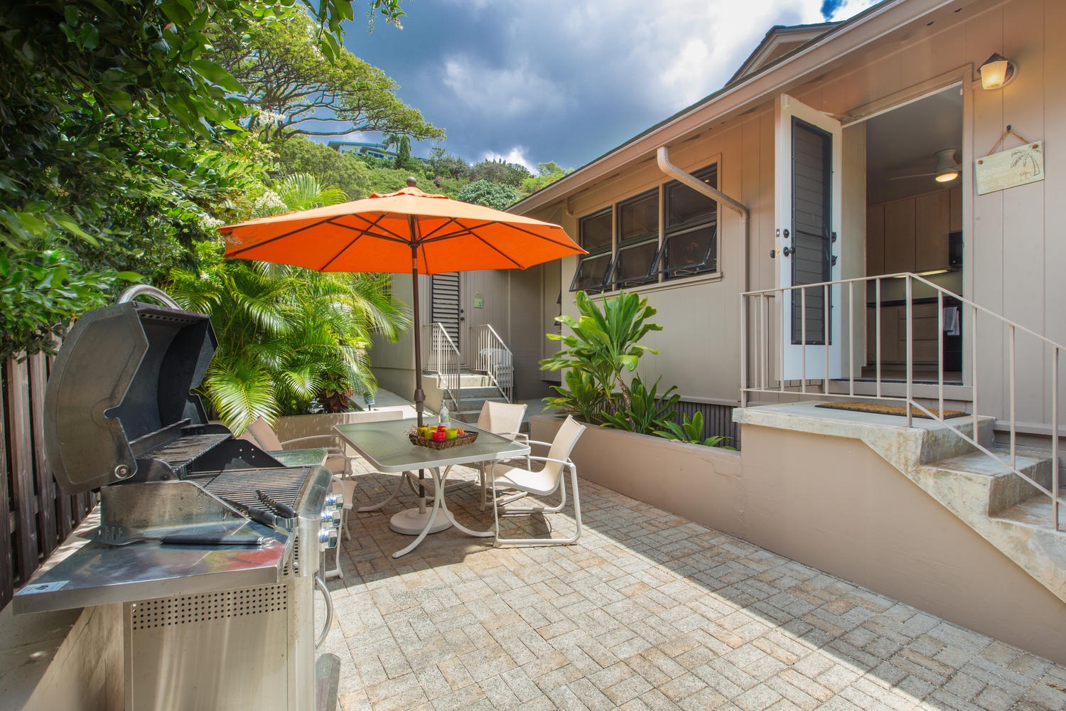 Honolulu Vacation Rentals, Hale Poola - Barbecue area located off the kitchen.