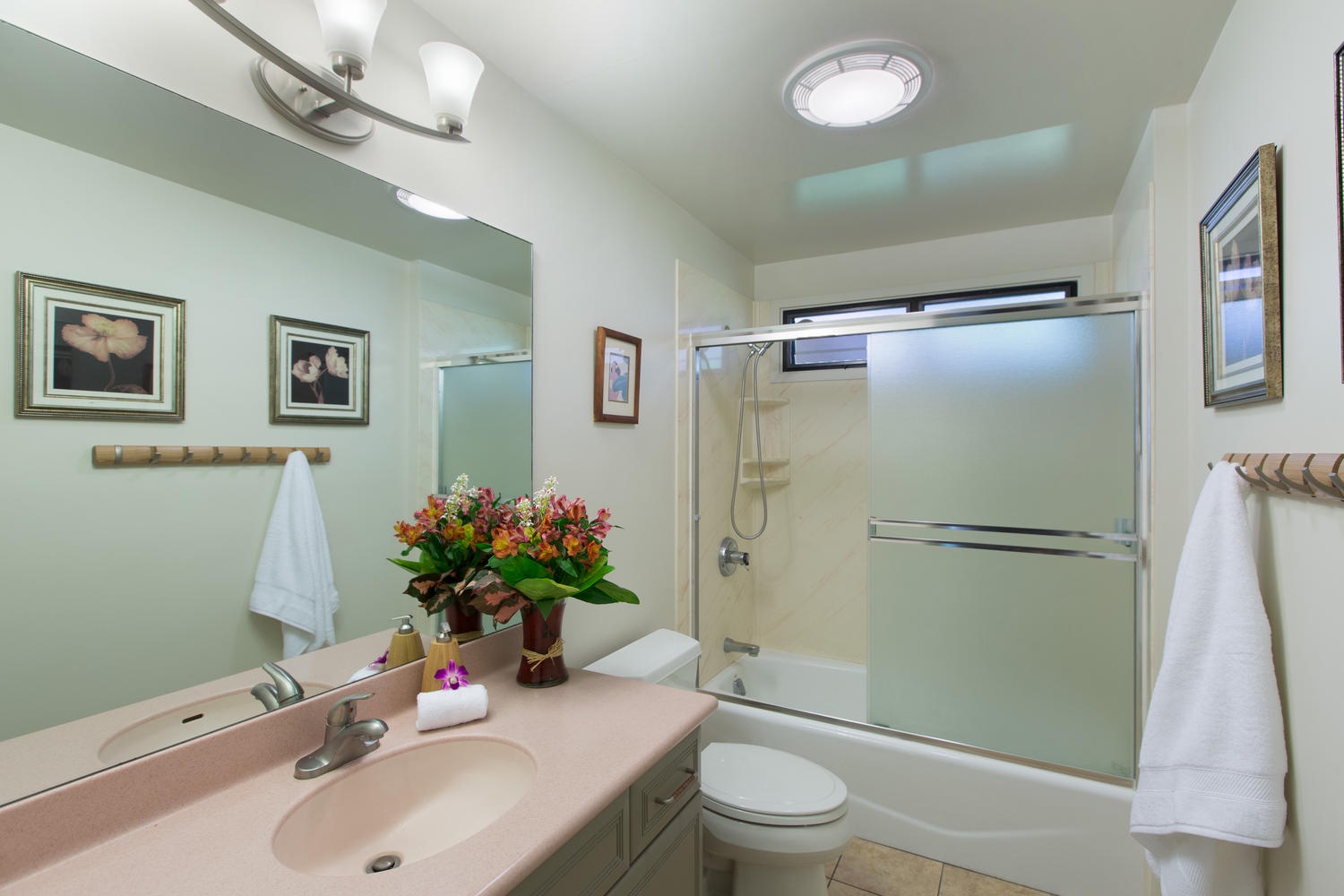 Honolulu Vacation Rentals, Hale Poola - Shared bath for bedrooms four and five.