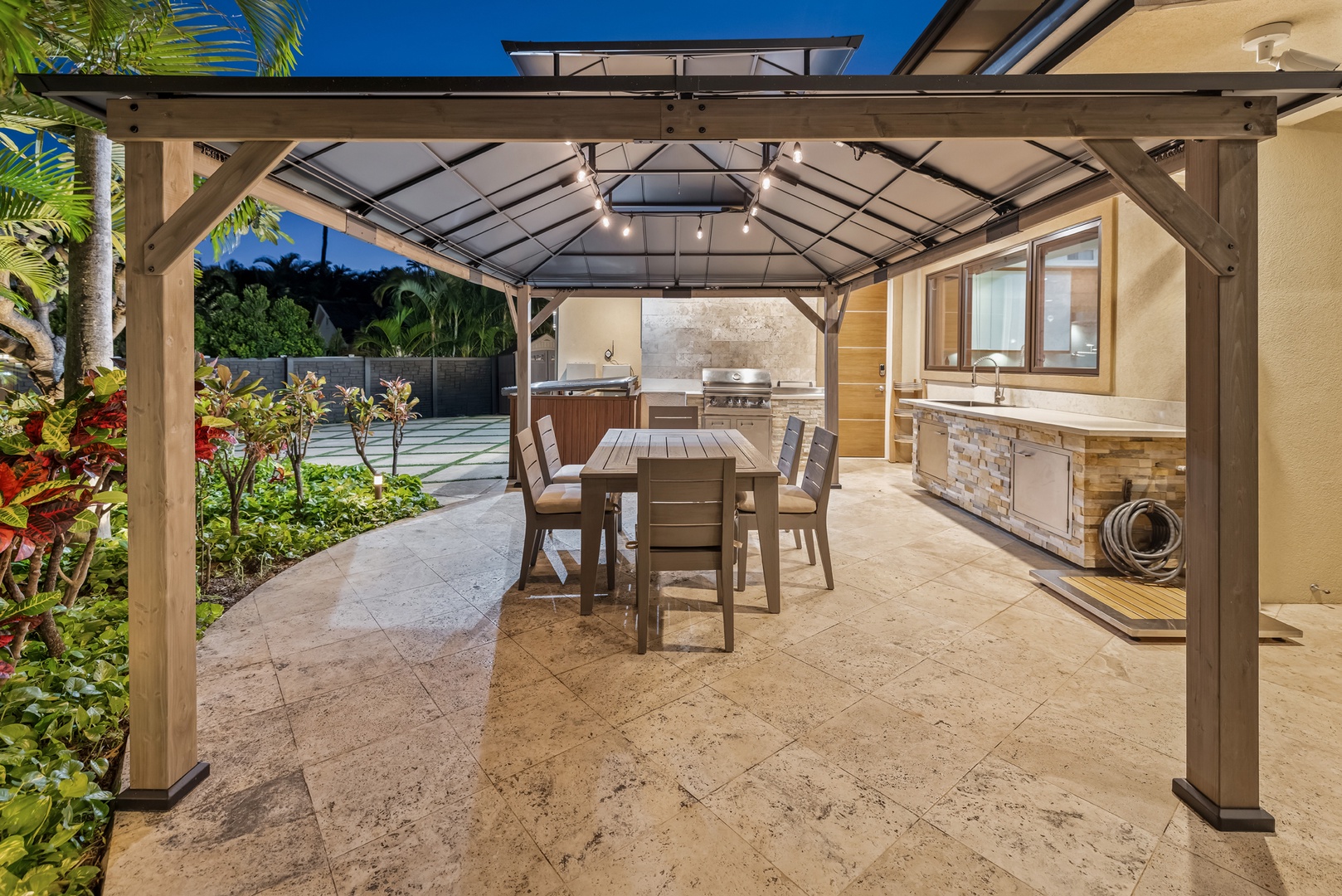 Honolulu Vacation Rentals, Kahala Grand Splendor - Fully equipped outdoor kitchen for grilling and entertaining.