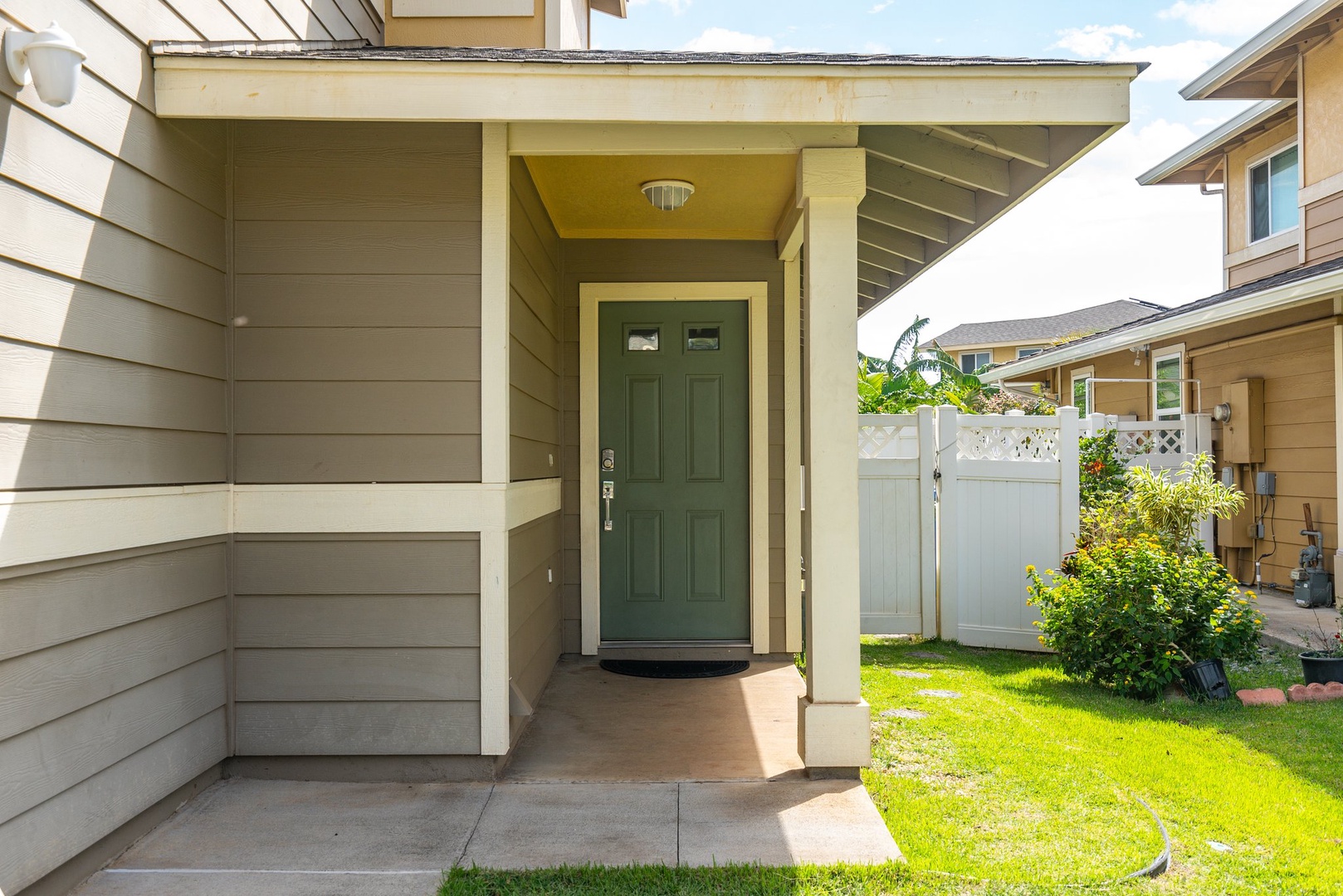 Kapolei Vacation Rentals, Kilipue Retreat - Welcoming entryway sets the tone for your relaxing stay.