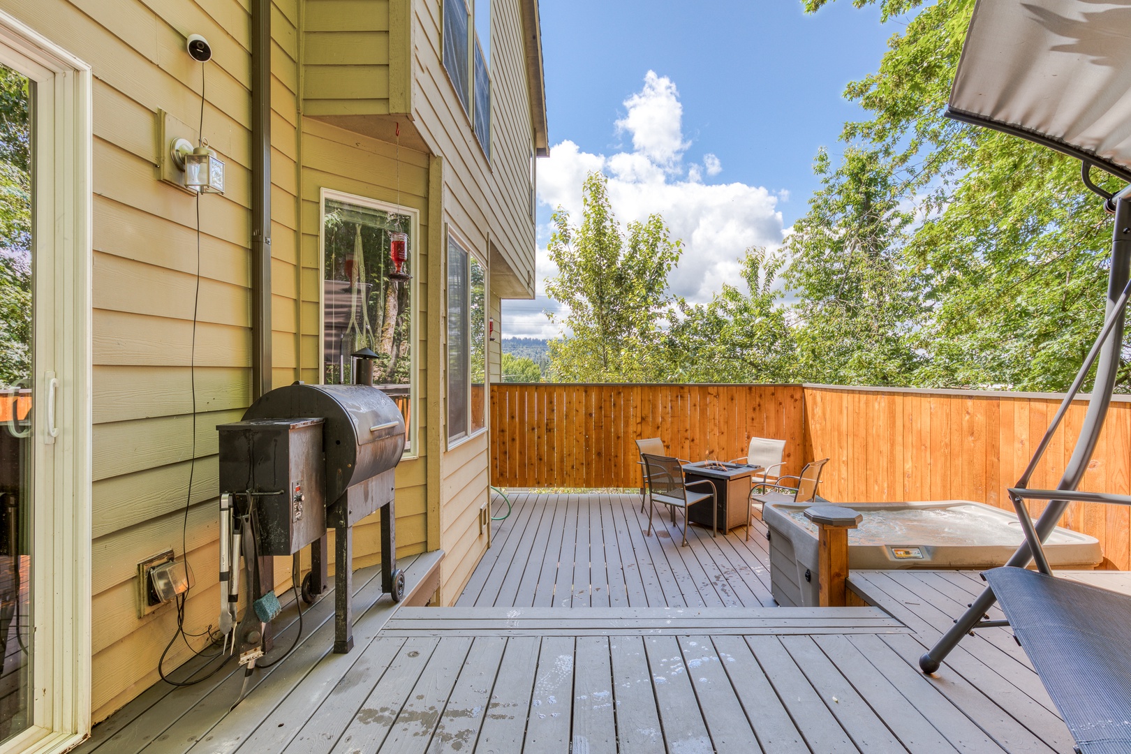 Clackamas Vacation Rentals, Duck Crossing - The back patio is large with space for all