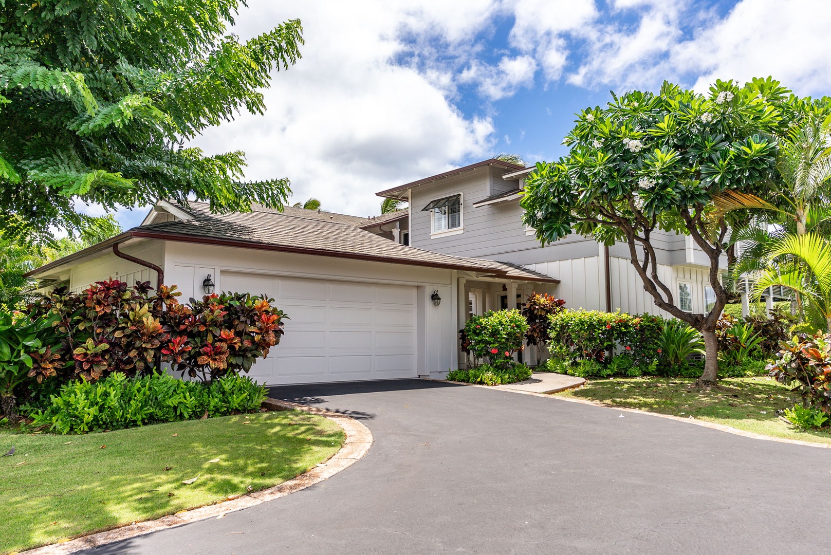 Kapolei Vacation Rentals, Coconut Plantation 1080-4 - Garage parking and a tidy streetscape make arriving and unloading simple.