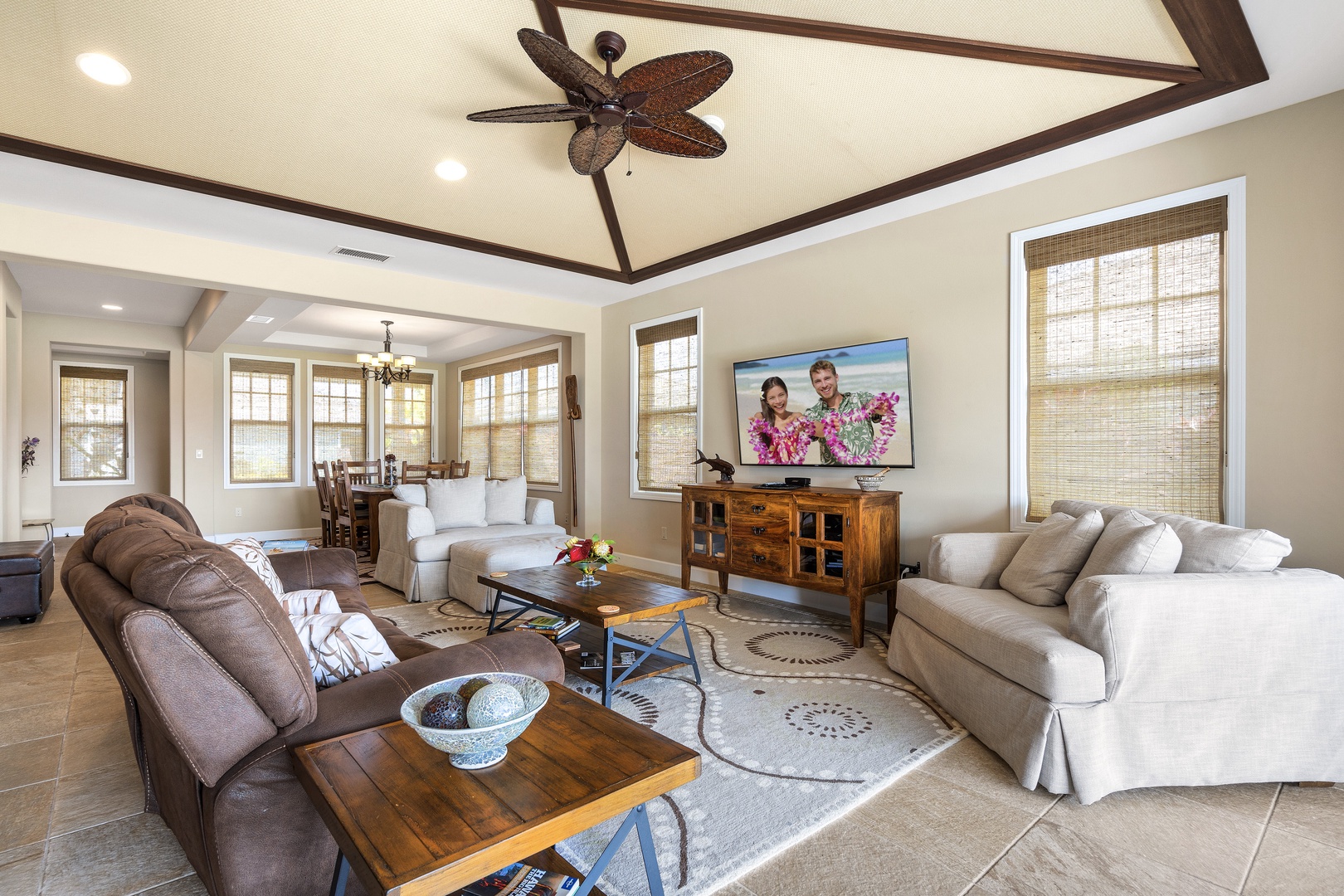 Kailua Kona Vacation Rentals, Kona Blue Vacations Holua Kai - High ceilings and island charm welcome you into Kona Blue Vacations Holua Kai's elegant great room.