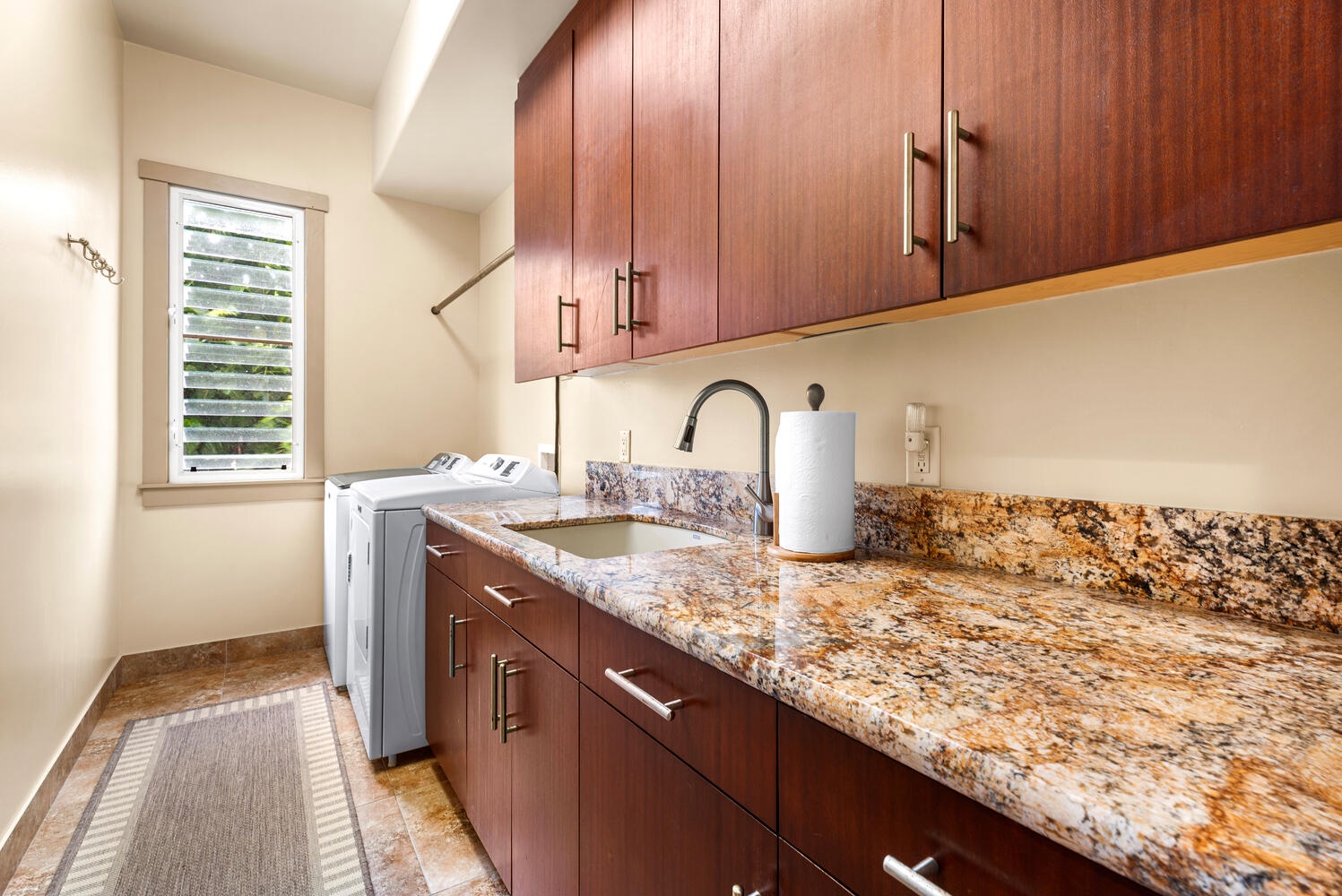 Kailua Kona Vacation Rentals, Kailani Vista - Granite folding counter, deep utility sink, and full-size machines